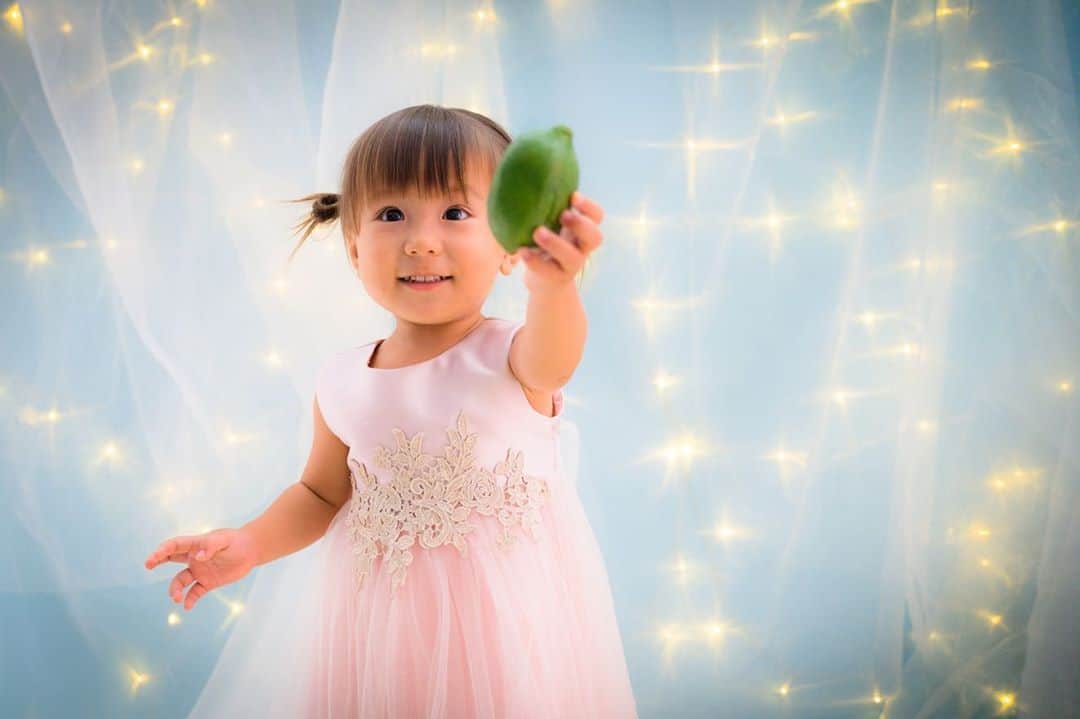高橋菜摘のインスタグラム：「birthday girl👧🏼 . . めでたく2歳になりました🤍 まんまるおめめと まんまるおかお まんまるなおてても 今だけのもの。 誕生日postしていきます♡ お付き合いください🙋‍♀️ . . . #2歳誕生日  . . . #2歳 #誕生日 #女の子 #ラブスト #女の子ママ #女の子服 #キッズ　 #スタジオ撮影 #2歳女の子 #妹 #lovest #studio #2yearsold  #birthday #babygirl #girl  #babymodel #kidsmodel」