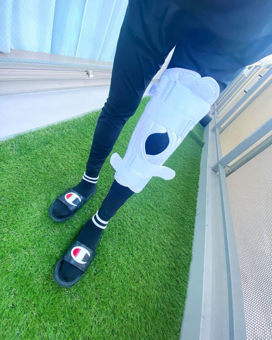 のインスタグラム：「10/17（土）のお昼に自宅で転倒して、 足の膝の皿が割れて、ヒビが2,3箇所はいりました😭 全治2、3ヶ月です💡﻿ （膝蓋骨の縦骨折です） ㅤㅤㅤㅤㅤㅤㅤㅤㅤ 【膝蓋骨（しつがいこつ）】 膝関節の前にある丸い骨で、いわゆる 膝の「お皿」と呼ばれる部分です。 ㅤㅤㅤㅤㅤㅤㅤㅤㅤ ㅤㅤㅤㅤㅤㅤㅤㅤㅤ 仕事もお休みを頂いており、 明日の会社の撮影で仕事復帰します🏢🎥 ㅤㅤㅤㅤㅤㅤㅤㅤㅤ フリーランス仕事キャンセルもろもろ すでに迷惑かけてます😭 いろいろ申し訳ありません、、、 ㅤㅤㅤㅤㅤㅤㅤㅤㅤ ご対応して頂いたクライアント様、 本当に心よりお詫び申し上げます🙇‍♀️🙏🙏 ㅤㅤㅤㅤㅤㅤㅤㅤㅤ 今は短距離を歩くのもものすごく時間がかかりますし、 割れてしまった膝の骨がズレてくっつかないように しばらくの安静と必要です🦵💦 主治医の指導の元リハビリもして、 早く普通に歩けるように頑張ります💪🔥 ㅤㅤㅤㅤㅤㅤㅤㅤㅤ 人生初の骨折に知識不足で大変困っております、、、 ✅骨折時に良いアイテムや ✅骨折時にした方が良いこと ✅骨折時のアドバイス などなどDMやコメントお待ちしてます🥺🙏💕 ㅤㅤㅤㅤㅤㅤㅤㅤㅤ ㅤㅤㅤㅤㅤㅤㅤㅤㅤ この期間をプラスに捉えて、同じように悩んでる方 困っている方に必要な情報も共有もしていきたいので #骨折日記 もこれからたまーにUpしていこうと 思いますのでよろしくお願い申し上げます🙇🏻‍♀️🤲  ㅤㅤㅤㅤㅤㅤㅤㅤㅤ ㅤㅤㅤㅤㅤㅤㅤㅤㅤ ㅤㅤㅤㅤㅤㅤㅤㅤㅤ ㅤㅤㅤㅤㅤㅤㅤㅤㅤ ㅤㅤㅤㅤㅤㅤㅤㅤㅤ ㅤㅤㅤㅤㅤㅤㅤㅤㅤ ㅤㅤㅤㅤㅤㅤㅤㅤㅤ ㅤㅤㅤㅤㅤㅤㅤㅤㅤ ㅤㅤㅤㅤㅤㅤㅤㅤㅤ ㅤㅤㅤㅤㅤㅤㅤㅤㅤ #骨折 #骨折女子 #骨折生活 #骨折しました #骨折中 #サポーター #膝蓋骨骨折 #膝蓋骨 #膝骨折 #膝蓋骨縦骨折 #縦骨折 #骨折日記」