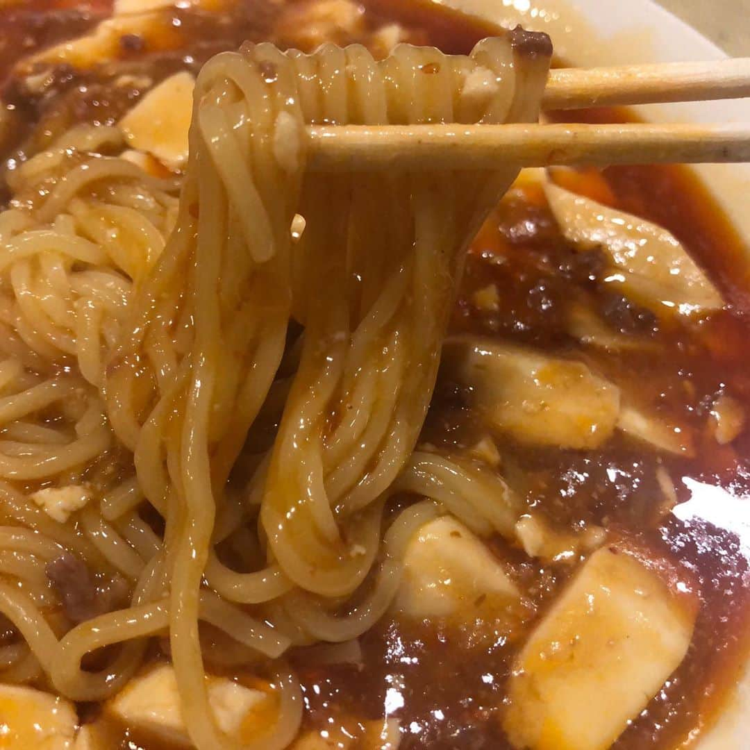 おごせ綾さんのインスタグラム写真 - (おごせ綾Instagram)「白根の美味しい麻婆麺といえば！ 中国料理こまさん✨ 驚異の食べログ4.5の美味しさ(キラキラ)  旨味の強い辣油とかが効いた感じの身体があったまるピリ辛麻婆麺✨ 滑らかな喉越しの絹ごし豆腐たっぷりで極細柔めの縮れ麺にたっぷり絡んで美味しい✨ 餃子や春巻きも手づくりで本格派なお味✨  御年配の店主さんが夜はお一人で営業なさっているのでグループで行く際は皆で同じラーメンを頼むのと時間の余裕がある時に行く事を推奨いたします✨  中国料理こまさん 新潟県新潟市南区上下諏訪木762 025-373-2972　  #中国料理こま#こま#白根#麻婆麺#老舗 #ラーメン#らーめん #らーめん部 #新潟ラーメン#ラーメン巡り#麺活#麺活動 #ラーメンインスタグラマー大食い女子 #おごせ綾#にいがた#新潟#ニイガタ#niigata #gourmet#yummymummies#yummy#gourmet#delicious #グルメ#飲食店を盛り上げたい#美味しいもの#グルメ#食べ歩き#美味しいもの好きと繋がりたい#グルメな人と繋がりたい」10月20日 16時38分 - ogose0123