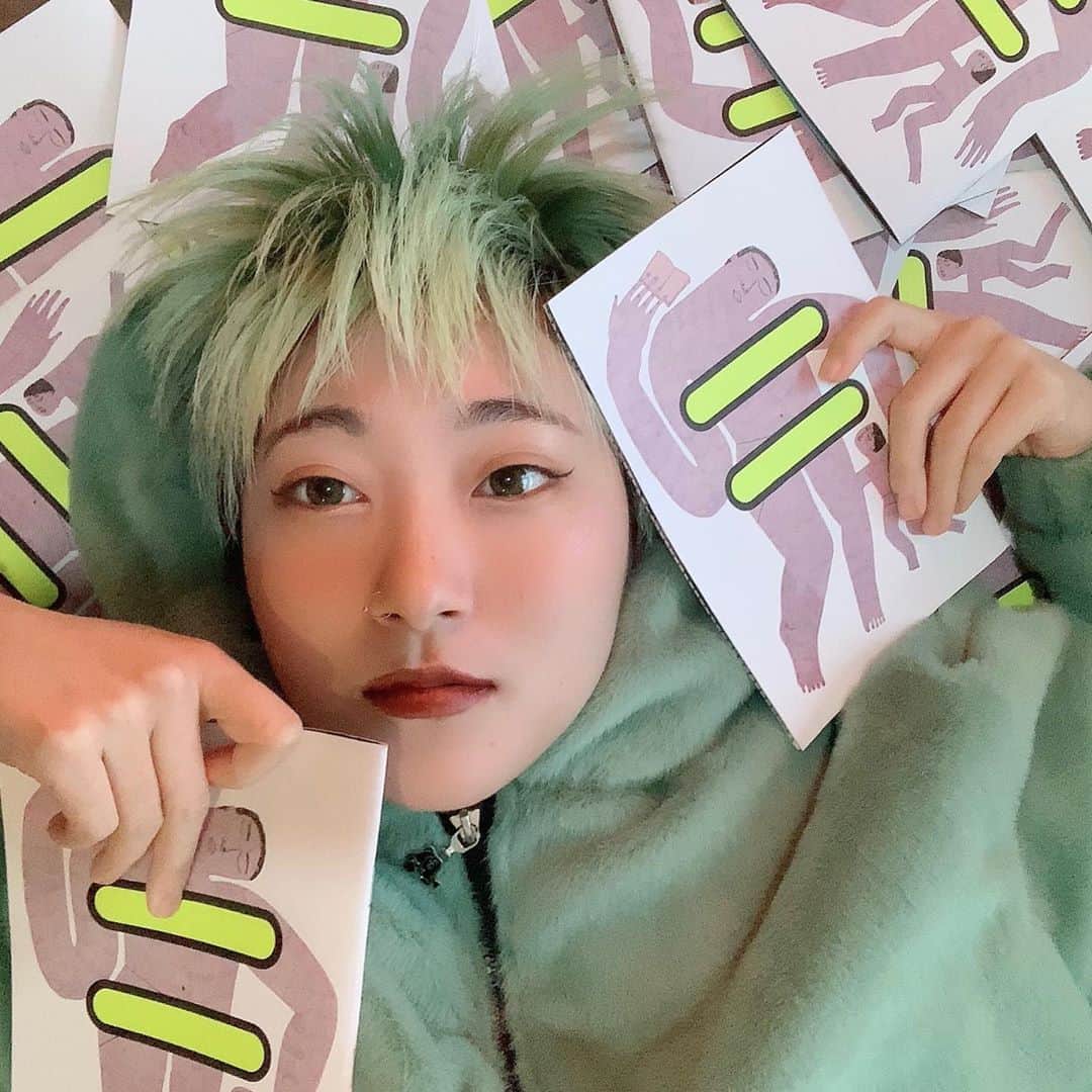 あっこのインスタグラム：「ジェンダー平等を目指すGUCCIのプロジェクト「CHIME FOR CHANGE」のZINEにて、私あっこゴリラがコラムを寄稿しました。  物凄い熱量のZINEです。わたしが出没するイベントなどでも無料配布するので、ほしい方は直接声かけてください〜❣️ #chimeforchange」