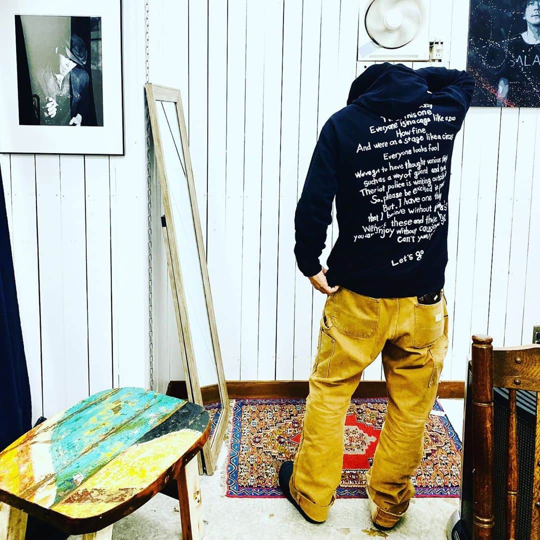 月に吠える。のインスタグラム：「昨年 舞台のときに作って 売り切れないまま 千秋楽になり そのままになっていて 可哀想だったので  that feelさんに RECYCLEしてもらいました。  背中に字がたくさん書いてありますが 着ていると　 いつのまにか忘れています。 30年前は　18才でした。  #神の子 #thatfeel #cornerofthepark  #Hoodie #recycle #REMAKE #大森南朋」