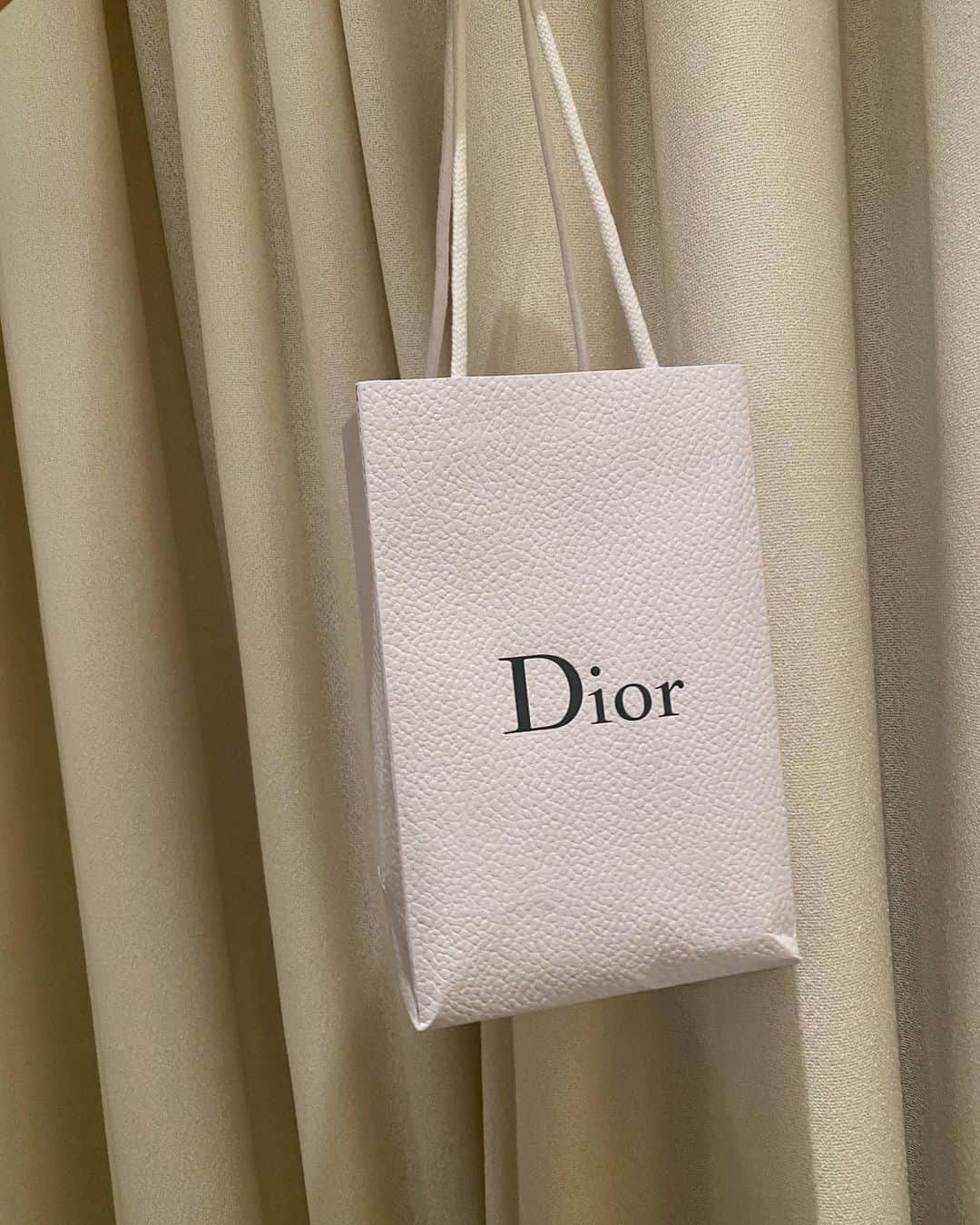 ロージー・ハンティントン＝ホワイトリーさんのインスタグラム写真 - (ロージー・ハンティントン＝ホワイトリーInstagram)「J’adore Dior 🤍 @diorparfums #gift」10月20日 16時40分 - rosiehw