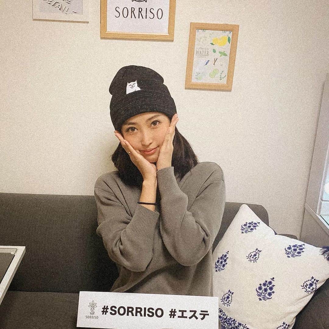のインスタグラム：「大好きなエステ屋さんへ @sorriso_ryuichi   ゴッドハンドの彼！ マッサージでいつもお世話なってる所なんだけど  今回は小顔矯正と 炭酸ガスパックをしてきた！  顔の疲れいっきに 吹き飛んだしもう ここのエステは大好きすぎて 感無量なのです😭  男の手で力強く マッサージデコルテから目全部やってくれるし　ほんとにきもちい ボディーもピーリングも なにからなにまでやってるよ  ここの気持ちよさ体験すると 他まぢできつい😂  炭酸ガスパックは ここ最近で一番効果あるなあっておもう美容の顔系で 針とかで医療系よりうちは つやっつやもちもち赤ちゃんなる 体験したことない人は絶対してみたほうがよき🤤🔥  うちの大好きなエステ屋さんでちた @sorriso_ryuichi   #えすて#渋谷#エステ#美容好きな人と繋がりたい #美容#マッサージ#ゴットハンド」