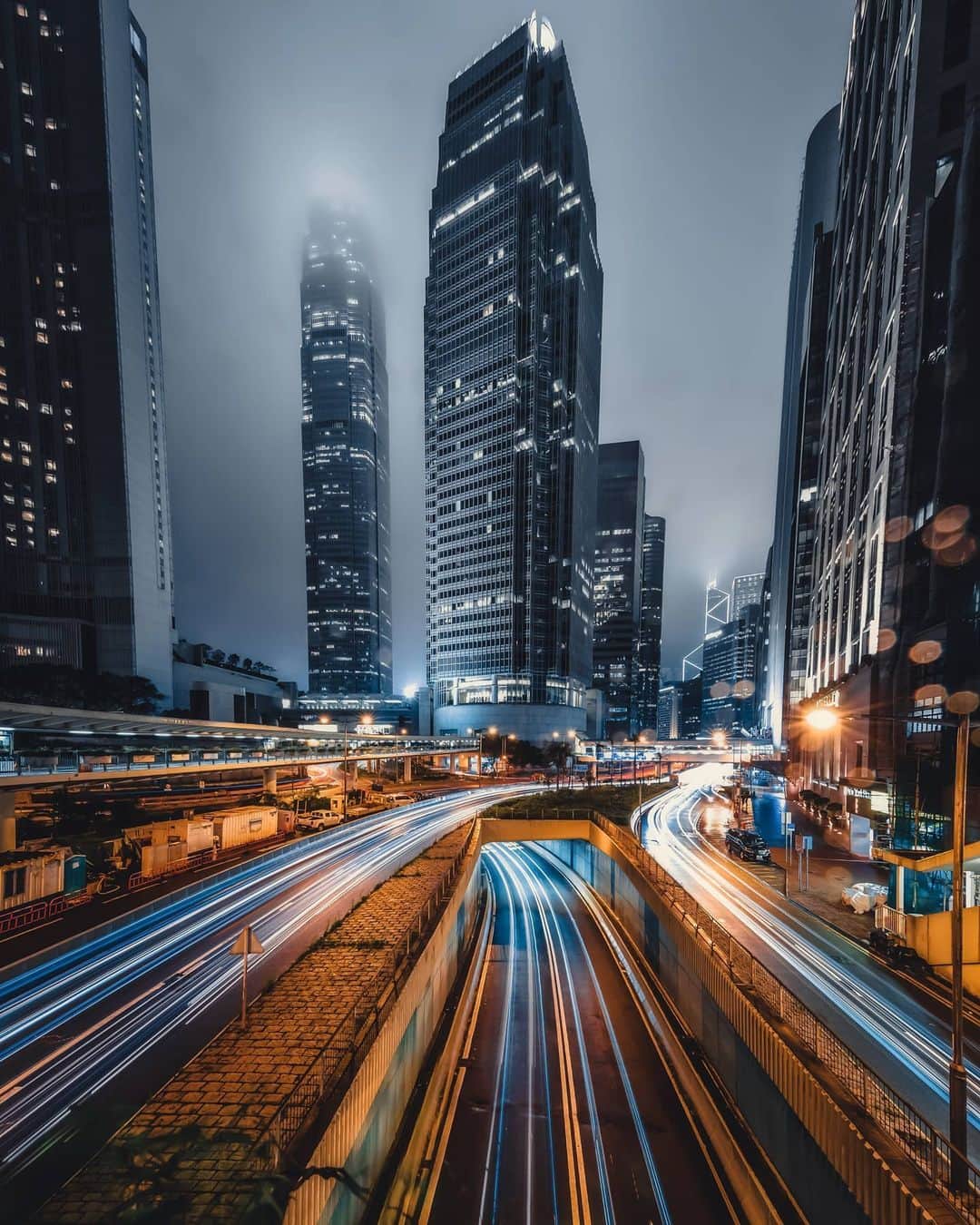 Canon Asiaのインスタグラム：「A slow shutter speed to achieve the trailing lights that contrast against the moodiness of the dark clouds make this dual-toned composite shot captivating to look at!  Zheng Heng shares that this is a favourite spot for long exposure shots, and that about-to-rain skies did a great job of enhancing the photo’s vibes. His tip? To have a wide-angled lens to capture all the skyscrapers.  📷 Image by @heng94_ on My Canon Story using the Canon EOS 6D Mark II • EF11-24mm f/4L USM • f/13 • ISO 50 • 30s • 11mm  Got a stunning shot you're proud of? Tag them with #canonasia or submit them on My Canon Story, link in bio!  #canonasia #photography #explore #composition #colours #canon #symmetry #lens #inspiration #dualtone #subject #architecture #architecturephotography #colours #nightscape #trailinglights #shutterspeed #composite」