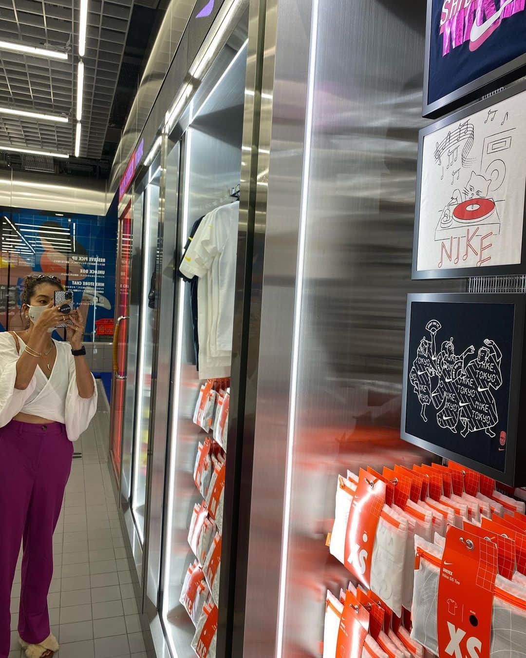 堀舞紀のインスタグラム：「🛍 . . . 東京に珍しくいた日。 しかも夫婦で🤓 (おそらく年に一度) . . . . お買い物でウロウロ、 大好きなサングラスの 展示会ウロウロ、 . . . ファッションアイテム の中で好きなモノ" ベスト3🍕 に入るサングラス🕶〜 . . . はぁ、 @blackflys_japan  奇抜でダイスキ❤️ . . . #sunglasses #blackflys #shopping 🐈🎧」