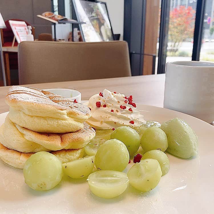 本田みくさんのインスタグラム写真 - (本田みくInstagram)「🍇 . . . . クリームが甘すぎないから最後までくどくならなくて、マスカットの美味しさ堪能しながら味わいました☺幸せだ～！🥰 . . . . #シャインマスカット #shinemuscat #パンケーキ #cafe #tokyocafe #pancakes #本田グルメ」10月20日 16時48分 - hondamiku