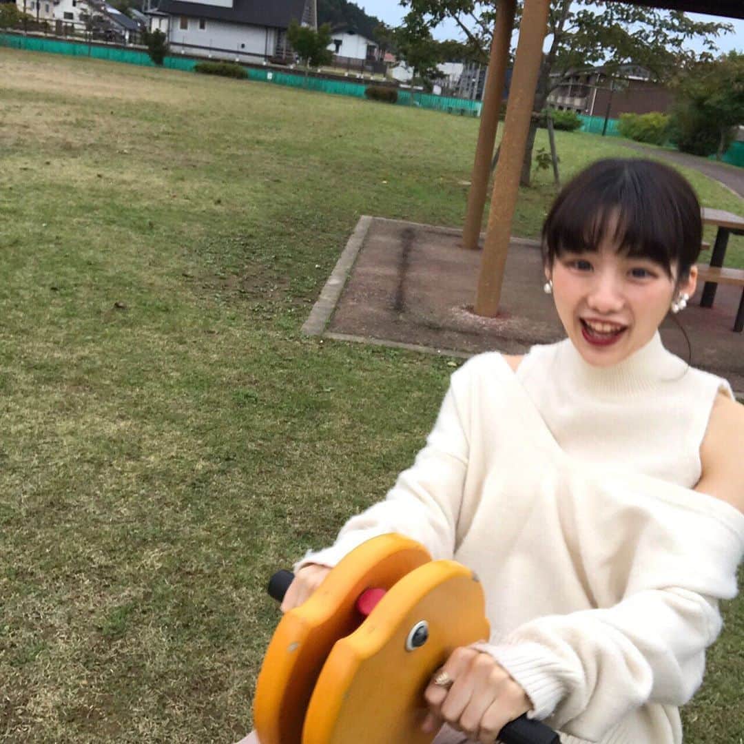 赤谷更紗さんのインスタグラム写真 - (赤谷更紗Instagram)「. 公園で遊ぶのは 22歳になっても 楽しいものです . 公園の遊具を見ると 地元の小真木原公園を思い出して シミジミします . 高校の時は 公園で6時間以上は 100円のアイスで 語り合ったなぁ お金をかけずに遊ぶって やっぱりいいなと思う日 . この10分後にシーソーで腰を痛めました #instagram #マスクは写真撮ってもらう時だけ外してます #年齢制限なしの遊具 子供がいない状態の 公園で遊びました」10月20日 16時58分 - tgu_miss201