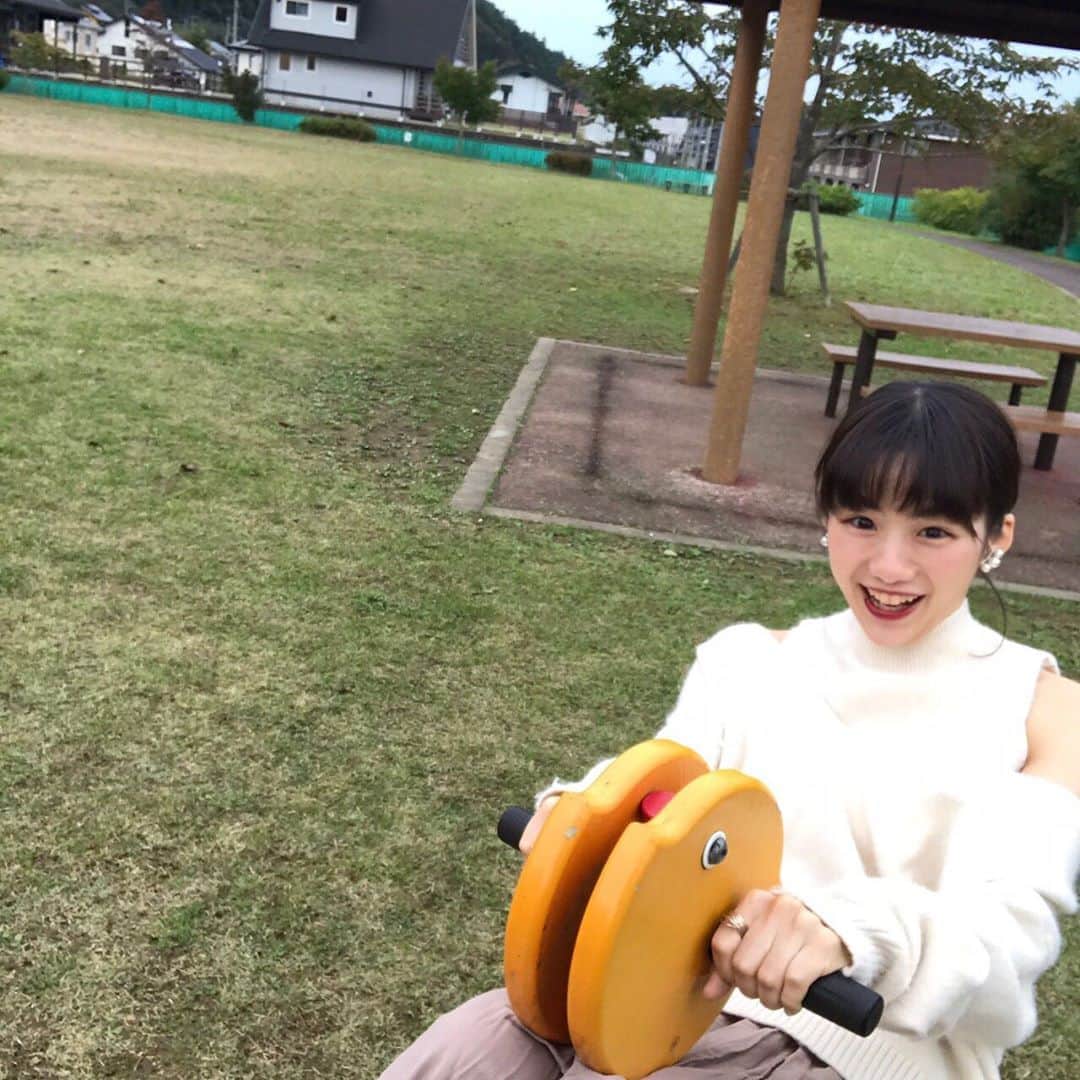 赤谷更紗さんのインスタグラム写真 - (赤谷更紗Instagram)「. 公園で遊ぶのは 22歳になっても 楽しいものです . 公園の遊具を見ると 地元の小真木原公園を思い出して シミジミします . 高校の時は 公園で6時間以上は 100円のアイスで 語り合ったなぁ お金をかけずに遊ぶって やっぱりいいなと思う日 . この10分後にシーソーで腰を痛めました #instagram #マスクは写真撮ってもらう時だけ外してます #年齢制限なしの遊具 子供がいない状態の 公園で遊びました」10月20日 16時58分 - tgu_miss201