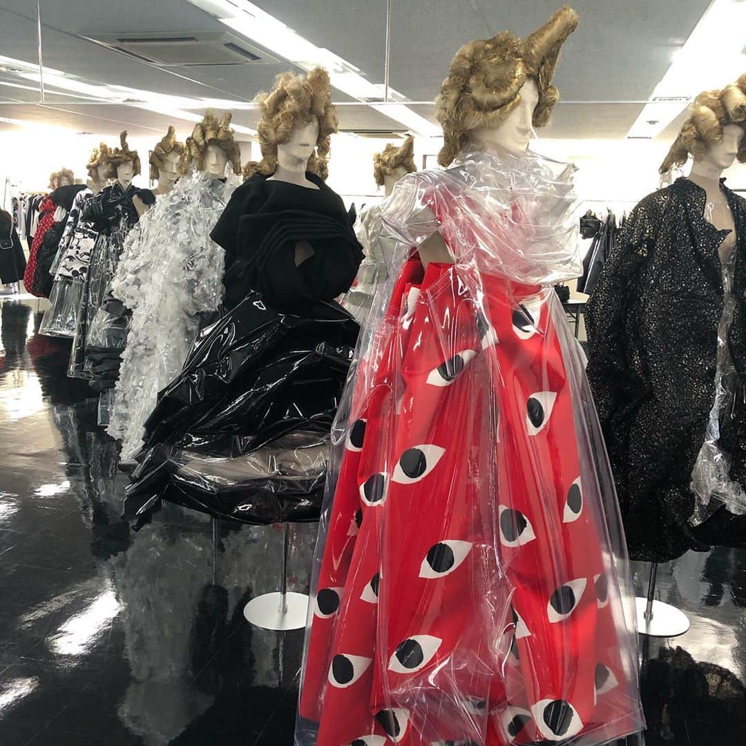 北原徹さんのインスタグラム写真 - (北原徹Instagram)「力強いショーを拝見して、その服づくりをじっくり観る。圧巻です。#commedesgarcons #fashion @commedesgarcons #展示会 @please_tokyo」10月20日 16時59分 - torukitahara