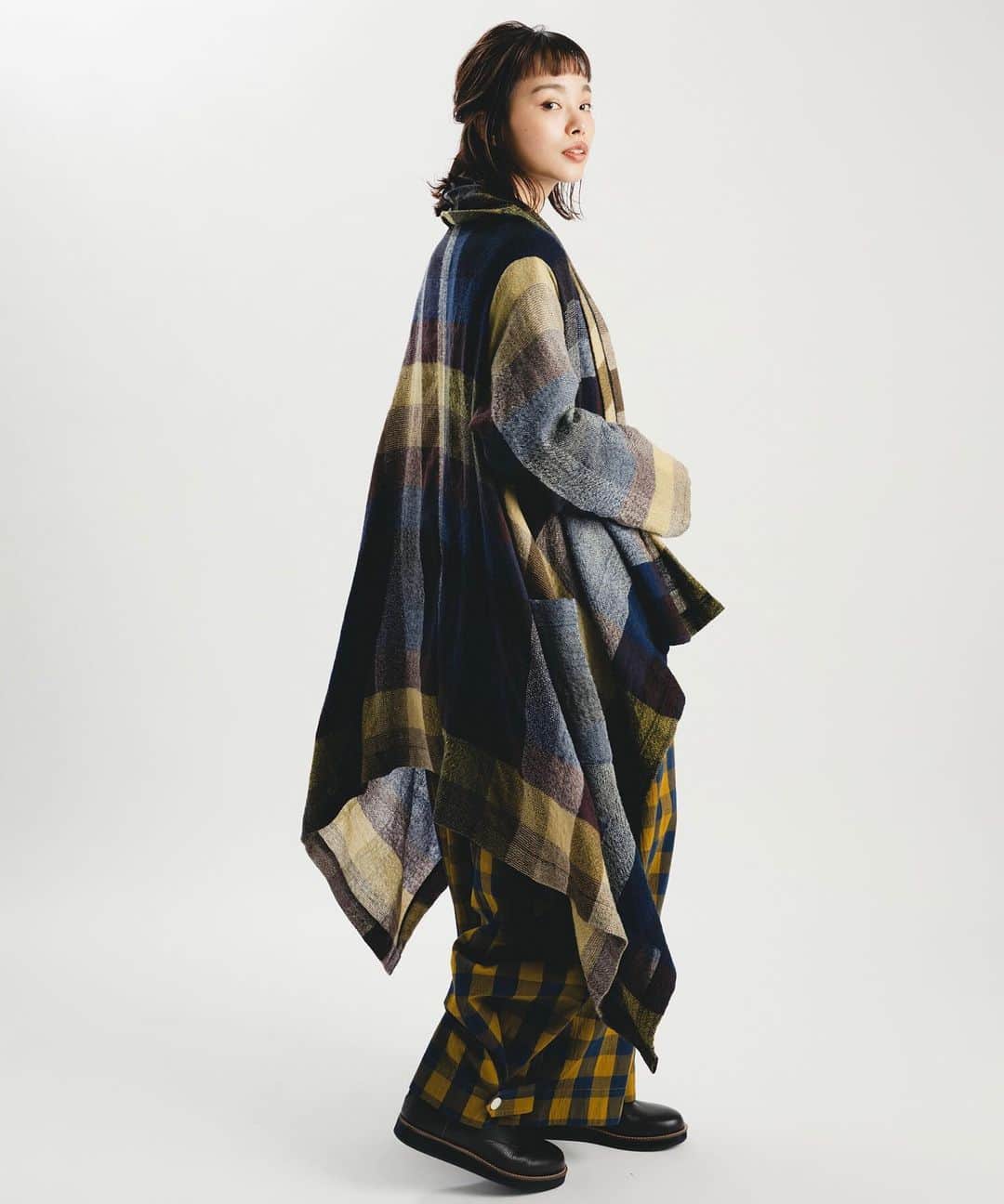 ネ・ネットのインスタグラム：「■WOOL CHECK﻿ ﻿ 軽いウールガーゼのビッグチェック生地でつくった新しいはおりのアイテム。 四角い生地に袖をつけただけのようなデザインは、シルエットと柄の見え方がさまざまに変化します。シンプルなニットやカットソーにはおるだけでコーディネートがランクアップする、実は“使える”アイテム。チェックなどの柄アイテムと合わせて個性的なコーディネートを楽しむのも◎。 ロング丈とショート丈の展開です。﻿ ﻿ #ネネット #nenet #新作 #new #autumn #winter #2020 #collection #fashion #tokyo #wool #check #チェック」