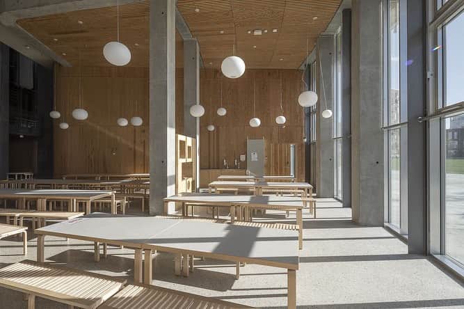 Artekさんのインスタグラム写真 - (ArtekInstagram)「Yearning to learn: Aalto tables, Benches 153, Chairs 68 and Stools E60 make for perfect study companions at the beautiful Kalvebod Fælled School in Copenhagen, designed by Lundgaard & Tranberg Arkitekter. Explore more Artek Spaces via link in bio. #lundgårdtranberg  #artekspaces  #kalvebodfælled」10月20日 17時00分 - artekglobal