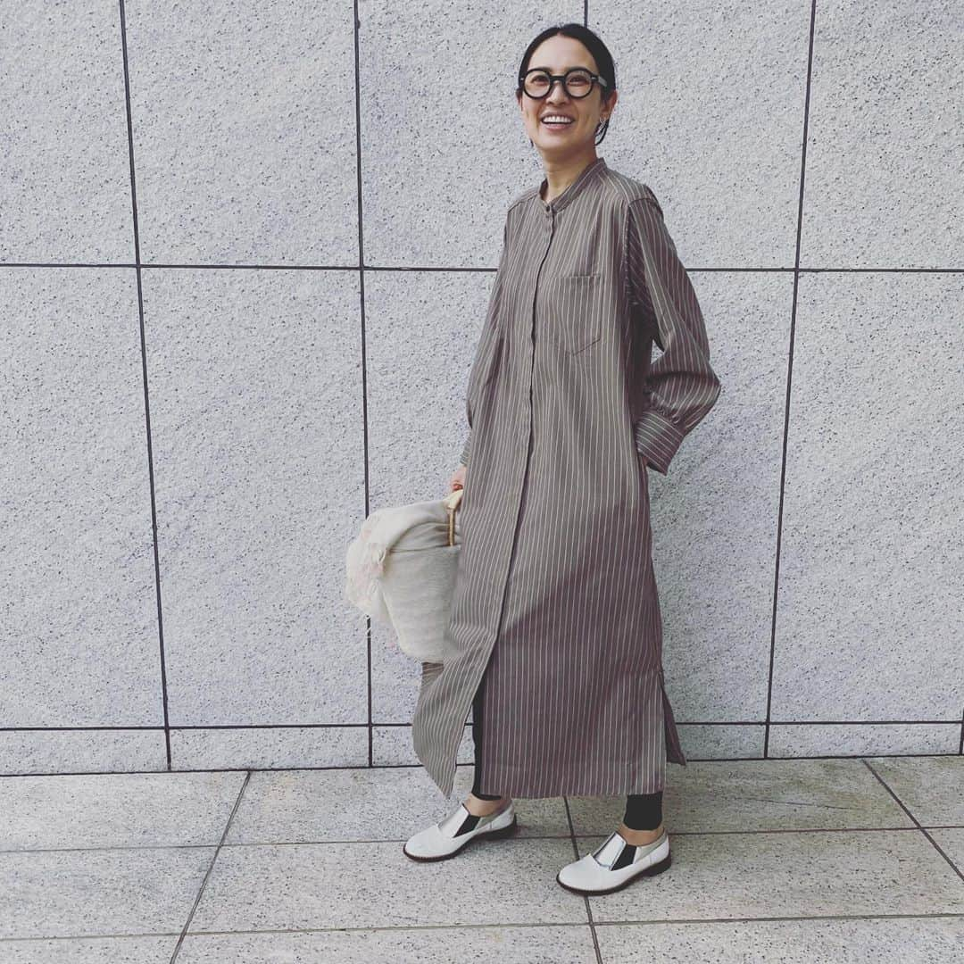 浜島直子さんのインスタグラム写真 - (浜島直子Instagram)「あー！日が暮れてしまう！ と、大慌てで撮った写真。 バタバタとしてたけど、 新しいワンピースを着てウキウキと💓 ・ #ワンピース　#studioclip  #パンツ　#hyke  #バッグ　#fatimamorocco  #靴　#marni  #眼鏡　#ogbyolivergoldsmith  #ストール　#dosa」10月20日 16時53分 - hamaji_0912