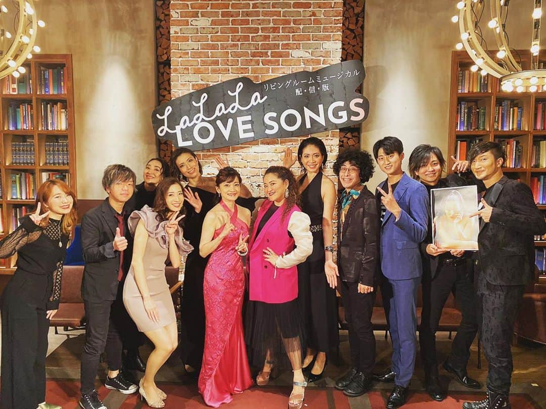 MARUさんのインスタグラム写真 - (MARUInstagram)「リビングルームミュージカル配信版「La La La Love Song」完！  配信ライブって、普通のライブの十倍大変なのね（笑）でも楽しかったわーん♡今朝はたくさん歌いすぎて声がガラガラになりましたが、心は潤いました。みんなのコメントも嬉しかったなぁ。 #島田歌穂　 #MARU  #岡本悠紀  #チャンヘ #悠未ひろ  #玲美うらら  #澄木さやと  #十輝いりす」10月20日 16時54分 - maru_firelily