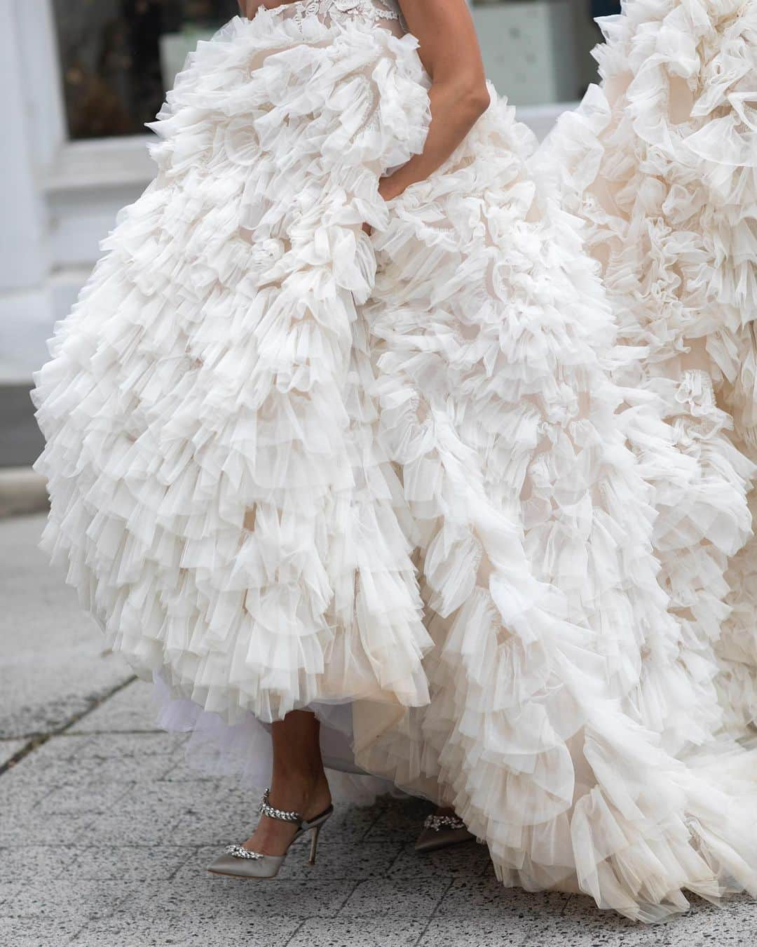 Steven Khalilさんのインスタグラム写真 - (Steven KhalilInstagram)「DENISE - Hand cut tulle layering for a soft dramatic finish. Denise is magical wearing custom #StevenKhalil  Photography @blumenthalphotography」10月20日 16時55分 - steven_khalil