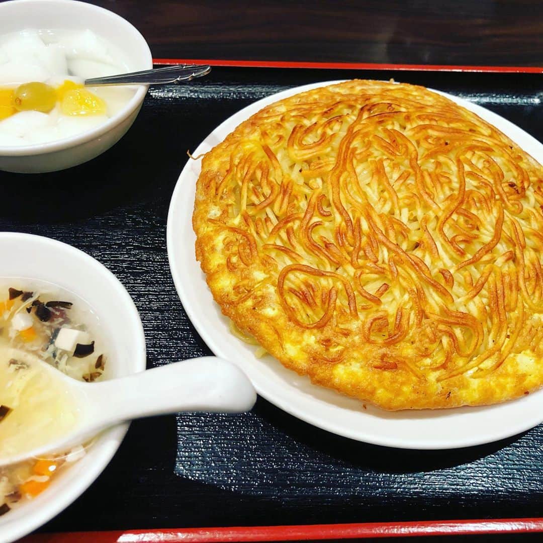 中村譲のインスタグラム：「水餃子を想像しながらスクワットをした日。遅目のランチタイム。 #点心  #海老蒸し餃子  #梅蘭焼きそば  #お初です  #ジムの後  #dumplings」