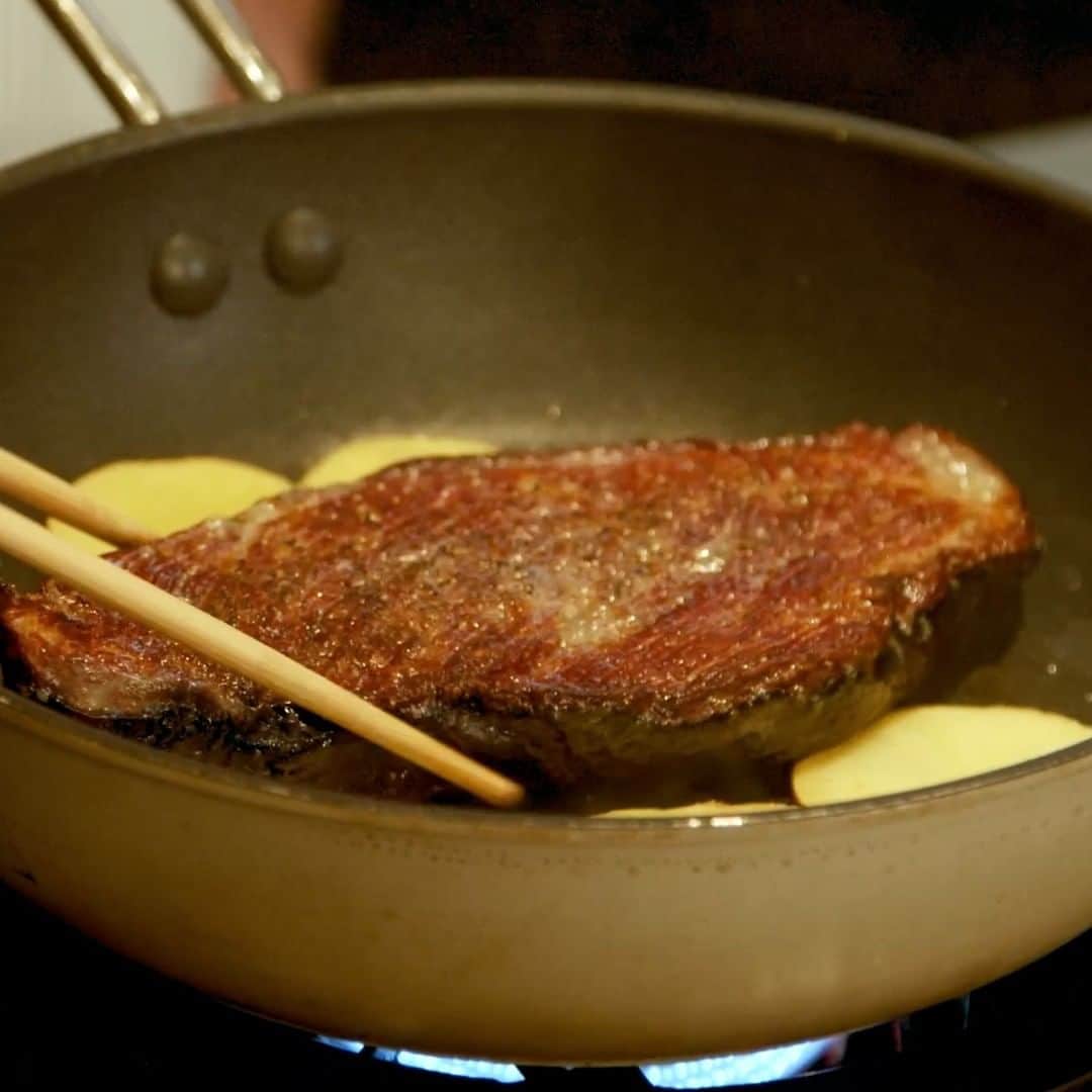 栗原心平さんのインスタグラム写真 - (栗原心平Instagram)「熟成肉の機械を使って、熟成肉のステーキを作りました！  動画では2種類のソースを紹介しています！  「万能玉ねぎソース」は、ハンバーグやバターソテーした魚などにもあう、本当の万能なソースです！簡単につくれるのでぜひお試しください！  詳しくはプロフィールのリンクから @gochisosamachannel  #家で作ろう #栗原心平 #shimpeikurihara #ごちそうさまチャンネル #レシピ #簡単」10月20日 17時00分 - gochisosamachannel