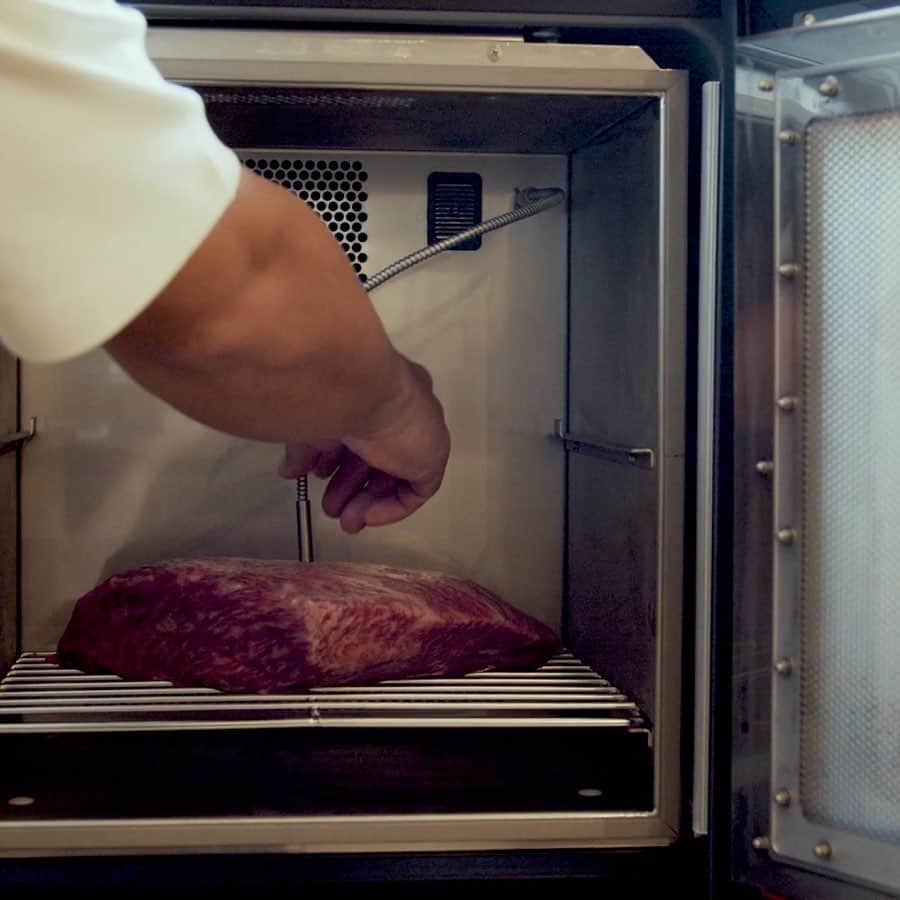 栗原心平さんのインスタグラム写真 - (栗原心平Instagram)「四国計測工業さんに、短期間で食品の熟成を促進する装置「Aging Booster」をお借りして、熟成肉をつくってみました！  熟成肉のステーキにあわせて、「万能玉ねぎソース」と「赤ワインソース」の2種類のステーキソースの作り方も紹介しています！  簡単ですが、本格的な味になるステーキソースですので、ぜひご家庭でお試しださい！  詳しくはプロフィールのリンクから @shimpei_kurihara @gochisosamachannel  #家で作ろう #栗原心平 #shimpeikurihara #ごちそうさまチャンネル #レシピ #簡単」10月20日 17時00分 - shimpei_kurihara