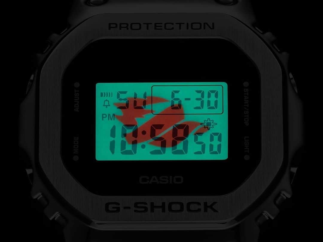 G-SHOCKさんのインスタグラム写真 - (G-SHOCKInstagram)「G-SHOCK × RYO ISHIKAWA  日本での最年少賞金王記録保持者のカシオ所属プロゴルファー石川遼選手のシグネチャーモデルが登場。 ベースモデルはメタルベゼルを採用したスクエアデザインのGM-5600。カラーリングはシルバーメタルとブラックを基調としたシックな仕上げになっており、バンド部には石川選手の座右の銘である “一意専心”の英訳“WITH HEART AND SOUL”、遊環部にはツアー17勝を表現し17個の星をプリントしました。また、裏蓋にも石川選手の直筆サインが刻印されバックライトには、サンバイザーマークが輝くなど、スペシャルなモデルとなっています。  This is a new signature model that was designed under the supervision of a professional golf player Ryo Ishikawa, who is supported by Casio and has been Japan’s Youngest Money Title Winner record holder.  Base model is the traditional square face GM-5600. The model is designed with the chic silver metal and black color combination. Ishikawa's motto "WITH HEART AND SOUL" is printed on the band, and 17 stars are printed on a band ring, which is the number of his tour title. Also, his signature on case back and the sun visor shaped back lighting make this model even more special.   GM-5600RI20-1JR  #g_shock #gm5600 #metal #collaboration #teamgshock #ryoishikawa #石川遼 #golf  #ゴルフ #watchoftheday」10月20日 17時00分 - gshock_jp