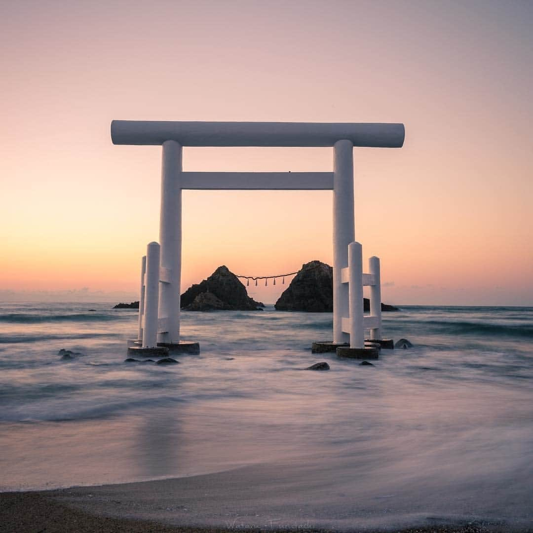 九州電力さんのインスタグラム写真 - (九州電力Instagram)「神秘的な白い鳥居越しの夕景…⛩⁣ .⁣ 三重県伊勢市にある「朝日の二見浦」に対して、「夕日の二見ヶ浦」と呼ばれる糸島の二見ヶ浦🌅⁣ 薄暮の海に美しい鳥居が浮かぶ姿は壮観です👀✨⁣ 鳥居の前の砂浜にある岩は海難防止と縁結びのご利益があるんだとか💕⁣ .⁣ 📍桜井二見ヶ浦⁣ 🚌JR筑肥線筑前前原駅から「伊牟田バス停」下車、徒歩約30分⁣ .⁣ 【こちらはキャンペーン対象の投稿です】 フォロー&いいね！で当たるプレゼントキャンペーン実施中✨ アカウントをフォローの上、キャンペーン対象の投稿に「いいね！」で応募完了♬ 抽選で77名様に豪華プレゼント🎁が当たります！ 詳しくは、プロフィールのURLからご確認ください。⁣ .⁣ ※写真は過去に撮影されたものです。⁣ 気兼ねなくお出かけできる日が来るまで、お届けする九州の風景が、皆さまの元気や癒しになれば幸いです🍀⁣ 九電グループでは、「あしたプロジェクト～あしたを、しんじて、たすけあおう～」を展開しています。詳しくは、HPをご覧ください✨⁣ .⁣ ⁣#九電 #kyuden #九州の灯り #九州ぐらむ #広がり同盟 #九州旅行 #九州 #九州愛 #kyushu #福岡 #fukuoka #ふくおか #糸島 #糸島市 #fukuoka_camera #桜井二見ヶ浦 #夫婦岩 #二見ヶ浦 #夕日が綺麗 #ゆうやけこやけ部 #夕焼け空 #櫻井神社 #鳥居 #白い鳥居 #パワースポット #絶景スポット #絶景delic #日本の風景 #tripgramjp #あしたプロジェクト」10月20日 17時01分 - kyuden_official