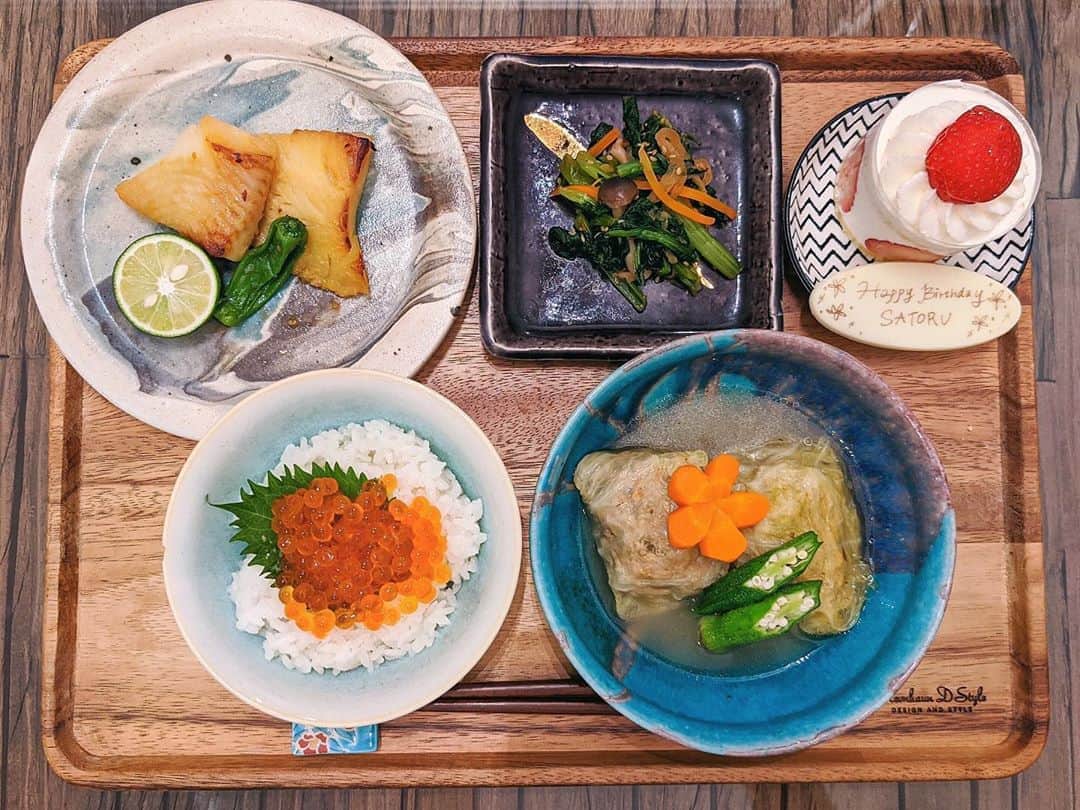 ソンイのインスタグラム：「載せそびれていた夫の誕生日お家ご飯🎂 今年もロールキャベツのリクエスト🤣  去年の和風ロールキャベツが好評だったので、今年は和風アレンジで柚塩味に🍋🍶 更に好みの味だったみたいです✌🏻  あとは好きなものを詰め込んだ献立でした🍚  写ってないけどもちろん毎年恒例ゼリーエースいちご味の特大どんぶりゼリーもね🤣🍮🍓  ストーリーで、この毎年恒例な巨大ゼリーエースを見るのを楽しみにしてくださってる方がたくさんでビックリ😂🍓はは  パパ遂に40歳に👨🏻 毎日自宅筋トレして平日は割とキャベツダイエット生活してるのに、なかなかお腹の浮き輪が取れないお年頃です🐷w  これからも息子のために健康でいられますように🙏🏻 育児を一緒に楽しんでくれて助かってます☺️ いつもありがとう😘 #ソンイ飯 #お家ごはん #誕生日ご飯」