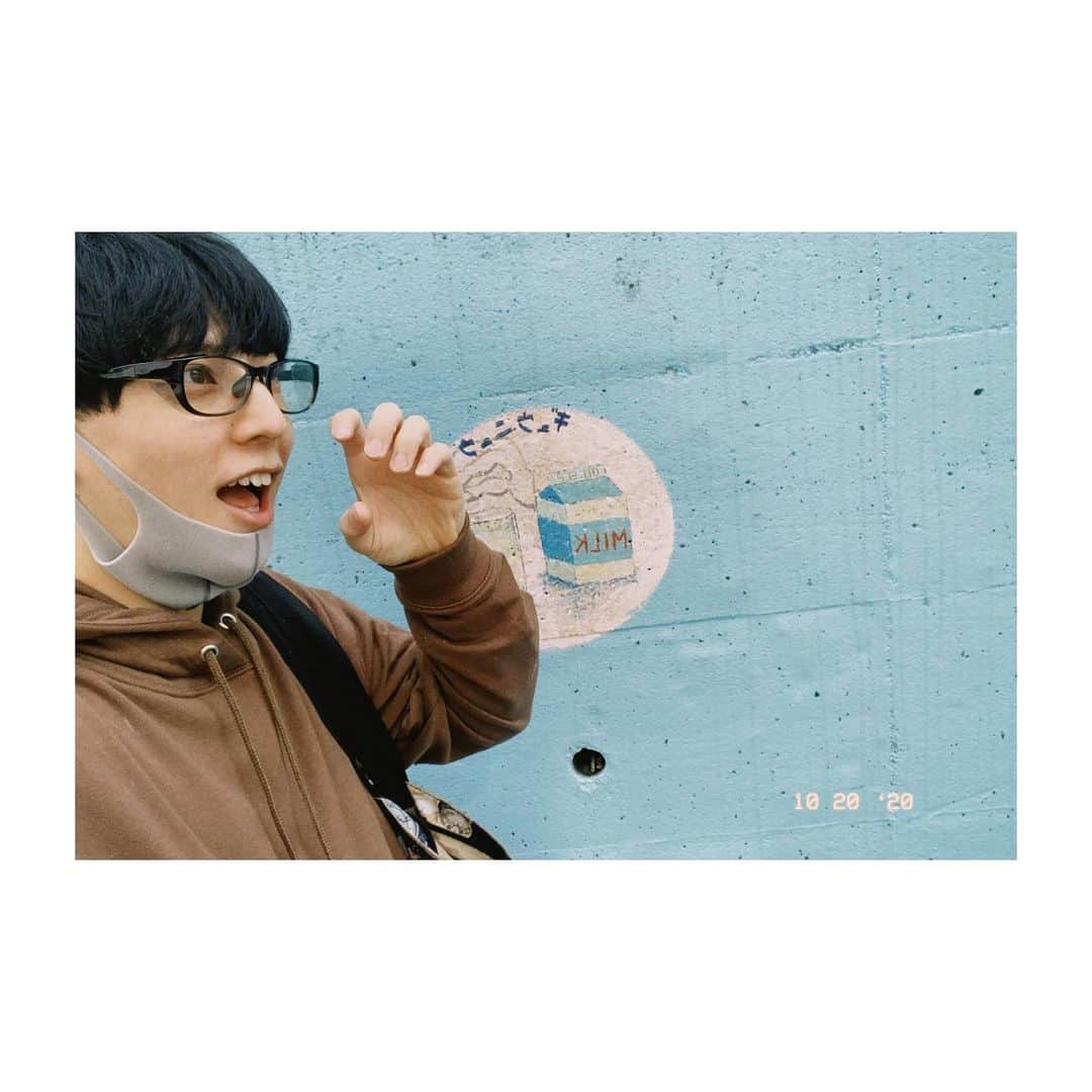 福田佑亮さんのインスタグラム写真 - (福田佑亮Instagram)「中野に写真スポットいっぱいありました！良かったら皆さんも見つけて写真撮ってね！ （お前みたい皆暇じゃないから誰も撮らないよ）  #牛乳 #熊 #ゴリラ  #パインのポーズやめろ福田 #蜂 #目玉焼き #スタバ  #ハイビスカスマンゴーリータ  #野菜根菜チキンなんちゃら」10月20日 17時16分 - kindan_skile_u