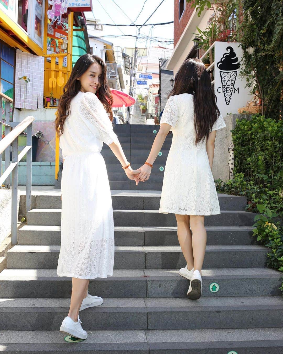 ホ・ヨンジュ のインスタグラム：「재활치료가 필요한 장애어린이들을 지원하기 위한 공익 캠페인인 계단챌린지에 참여하게 되었습니다!❤️  제가 다음 지목할 분은  저를 하루도 빠짐없이 운동하게 해준 @o.p.c_t  진짜 멋진사람, 멋진언니  @esjinkyung  건강한 삶을 살고있는 @mori.u  긍정천사 @ninistrickland  선함의 아이콘 @jian._.p  를 지목합니다!!   여러분!! 계단 챌린지에 500명의 참가자가 참여하면, 하나금융그룹과 사회복지공동모금회의 후원으로 20명의 어린이가 1년 동안 재활치료를 받게 된다고 합니다. ❤️ 많은 참여 부탁드립니다!!   #hereIam#장애어린이지원#가치있는한스텝#계단챌린지#하나금융그룹#공동모금회#엔젤스헤이븐#트레져헌터」