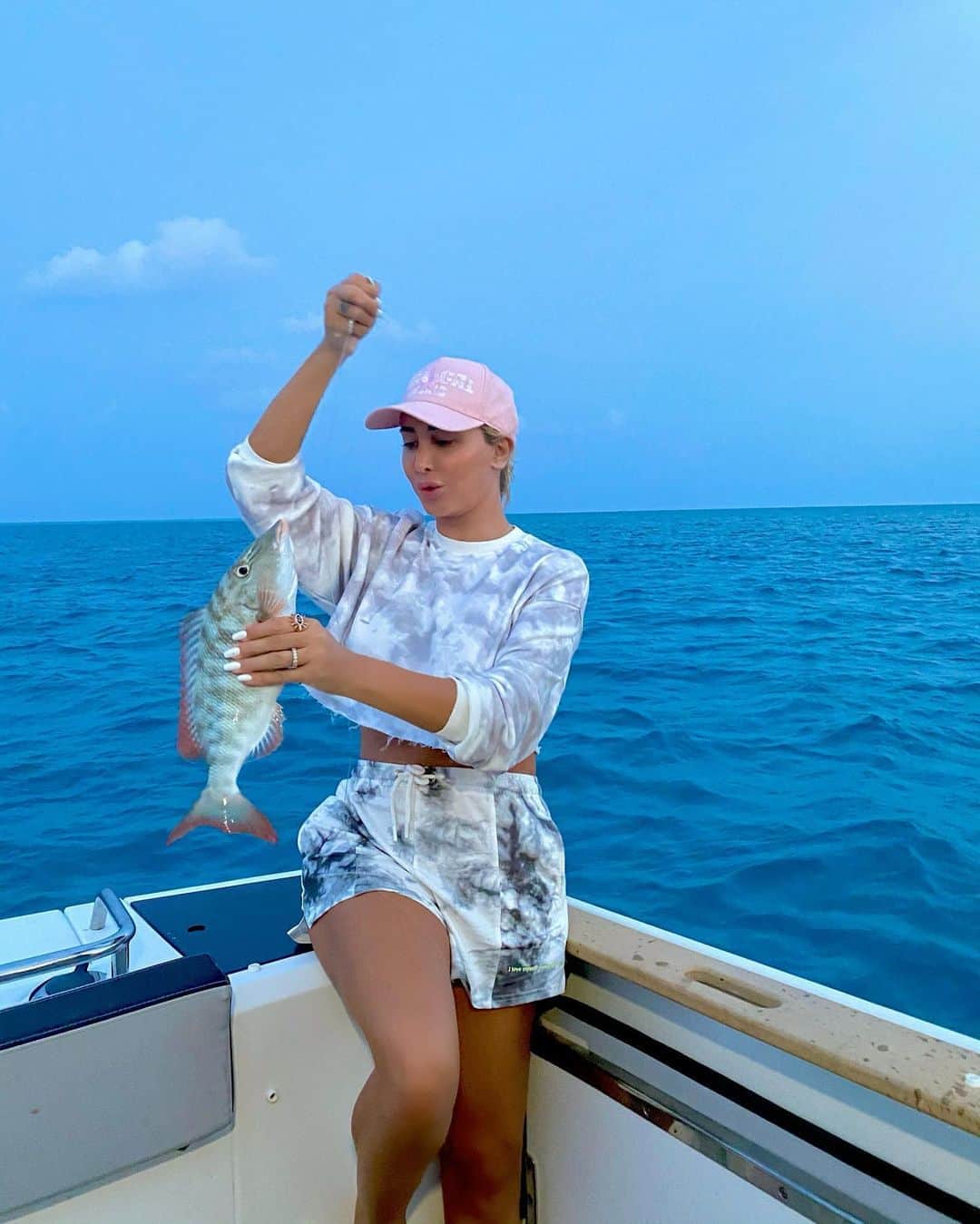 ジョエル・マーディニアンさんのインスタグラム写真 - (ジョエル・マーディニアンInstagram)「The BEST Fishing 🎣 🐠 🐟 🦈 Trip ever 😃 we caught over 30 fish, sting ray & a SHARK 🦈😃😃😃 it was just incredible 😍 @ellakaddoura @luxnorthmale #maldives #fishing #island #sea #sealife #joellemardinian」10月20日 17時09分 - joellemardinian