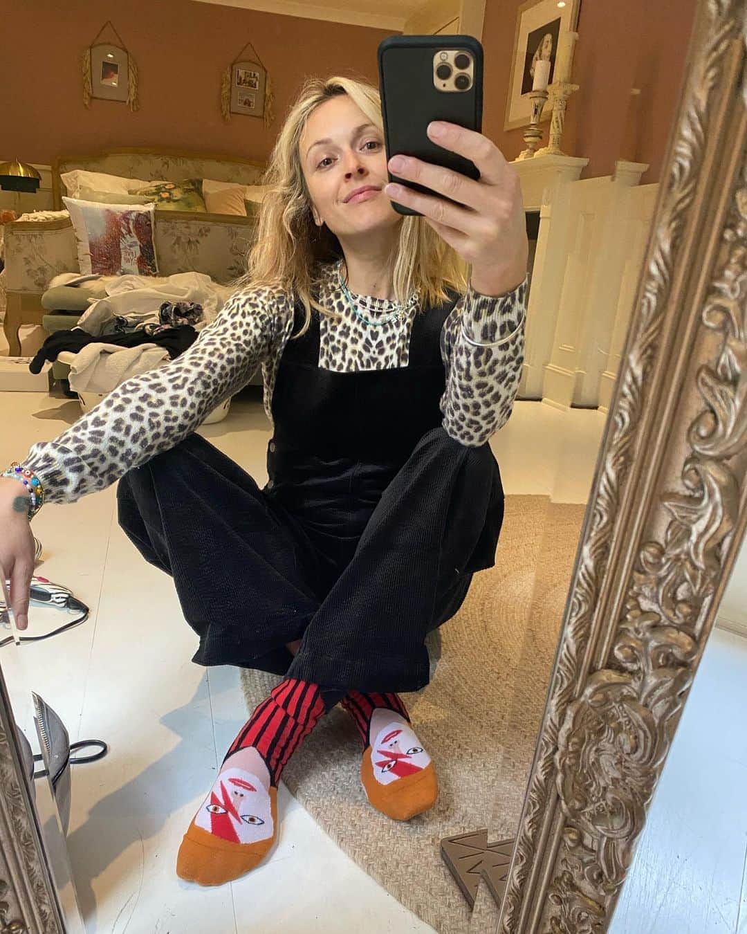 ファーン・コットンのインスタグラム：「Always be more Bowie (@gilesf thanks again for the brat socks ever) ⚡️」