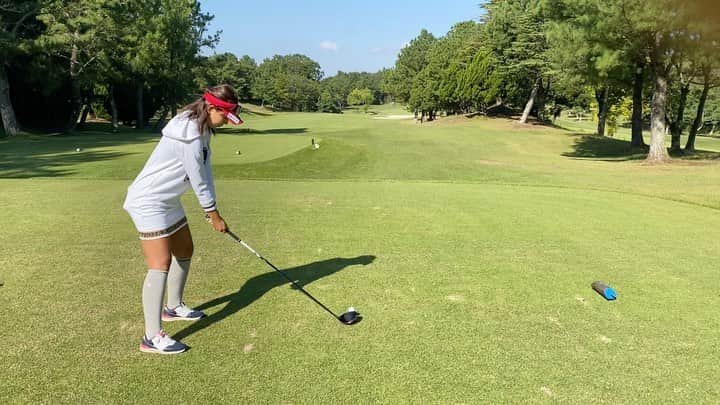 原田怜奈のインスタグラム：「ドライバー🔵⛳️ 今日も太平洋六甲🙃 青🔵から77🙃 ちょっとづつ 変えていけてるはず。 ちょっとひっかけたけど。 まだまだ 頑張ります😌❤︎ . . . . . #スイング動画　#女子ゴルフ」