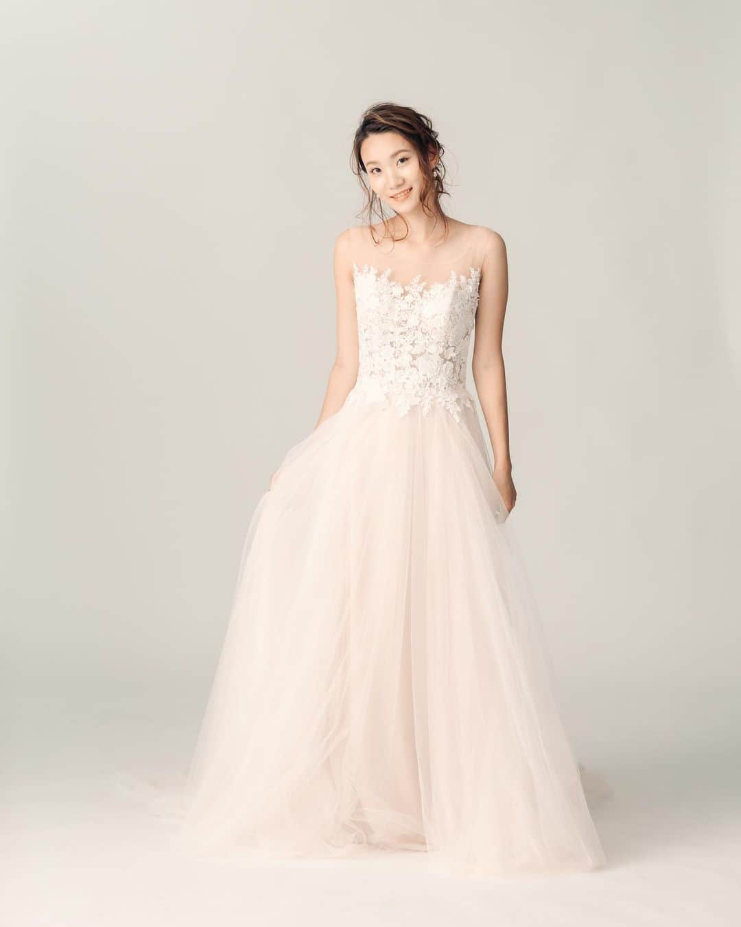 THE DRESS SHOPのインスタグラム：「. 新作衣装たくさん入荷しました♡  ほんのりピンクの柔らかい色味と トップスの小柄なレースが可愛らしい一着 大きく空いたバックスタイルで大胆で大人っぽい雰囲気にも＊ スカートのチュールからでる滑らかな動きは 見ている側に心地よい印象を与えます♡  ご試着希望の方はDMまたは お電話かメールにてお問い合わせください  プロフィールのリンクよりHPがご覧いただけます＊ @the.dress.shop.decollte   #ウェンディング #ウェデングドレス #2次会ドレス #2020冬婚 #2021春婚 #結婚式衣装 #前撮り  #ザドレスショップ #thedressshop #フォトウェディング」
