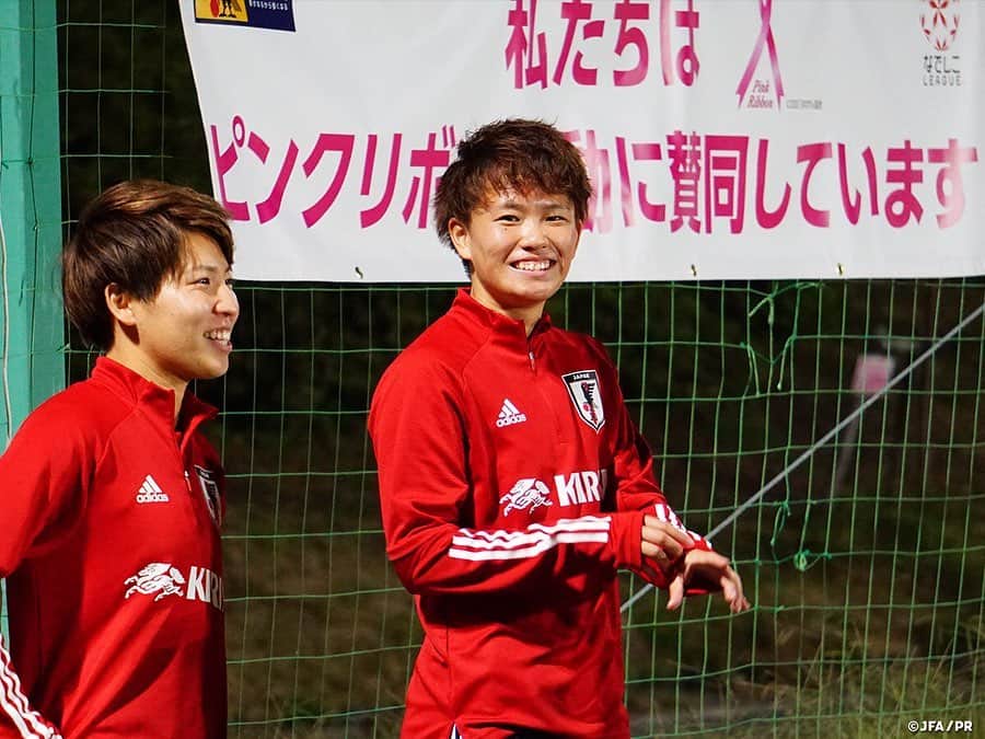 日本サッカー協会さんのインスタグラム写真 - (日本サッカー協会Instagram)「【2020.10.19 なでしこジャパン再始動 Training①📸】 　 10月19日(月) #なでしこジャパン 7ヶ月ぶりの活動が福島県の #Jヴィレッジ でスタートしました。 　 今年2月にＪヴィレッジでトレーニングキャンプを行い、3月にアメリカで開催されたSheBelieves Cupに出場した直後から新型コロナウイルスが世界的に拡大し、すべての代表チームの活動実施が見送られ、今年の大きな目標だった #東京オリンピック も1年延期が決定。チームは活動を再開できないまま7か月が経過しましたが、先日はついに SAMURAI BLUEが国際親善試合を行い、なでしこジャパンもようやく集まることができました。 　 選手、スタッフは新型コロナウイルス感染症を診断するためのSmartAmp法検査を受けて、全員の陰性判定を確認した後にＪヴィレッジに移動し、17:30からトレーニングを行いました。前日の日曜日にリーグ戦を戦った選手が多く、この日はリカバリーを目的にジョギングで軽く体を動かした程度となりました。また、夜にはメディカルスタッフから新型コロナウイルスの予防について指導があり、活動期間中に注意すべきこと、徹底すべきことについてチームで共有する時間となりました。 　 #高倉麻子 監督コメント「まず、集合した選手に会えて嬉しいです。このコロナ禍において、東京オリンピックが延期になり、満足にサッカーができない状況が続き、新しい日常が始まっています。そんな状況ですが、リーグ戦でしっかりプレーできている選手を招集しました。私たちは、今回集まっていない選手も含めた大きなひとつのグループとして、一番の高みを目指します。選手には、絶対に東京 #オリンピック に出るんだという強い気持ちをピッチ上で見せてほしいです。ただピッチ上でプレーするだけでなく、オフも含めて積極的に今回の活動に参加してほしいです。これまでと同じ形でコミュニケーションを取ることが難しい状況ですが、オープンマインドで、明るい雰囲気を作り、いい時間にしていってほしいと思っています。」 　 なでしこジャパンは、20日(火)から本格的にトレーニングを行い、26日(月)まで活動します。 　 ✅http://www.jfa.jp/nadeshikojapan/ 　 #jfa #daihyo #nadeshiko」10月20日 17時20分 - japanfootballassociation