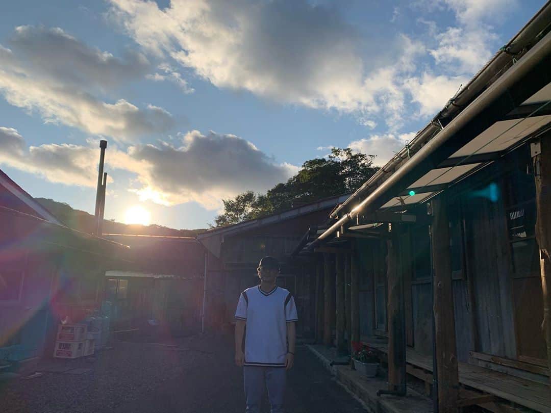 SPICY CHOCOLATEのインスタグラム：「✴︎ 夕陽と温泉♨️  最高な天気、 最高な温泉に浸かり、 最高な湧水で潤す。  幸せは自分で探す可し🌟  #最幸 #源泉掛け流し  #入浴料500円 #にごり湯 #天然温泉 #名湯 #混浴  #エメラルドグリーン  #湧水  #めぐみ #神恩感謝」