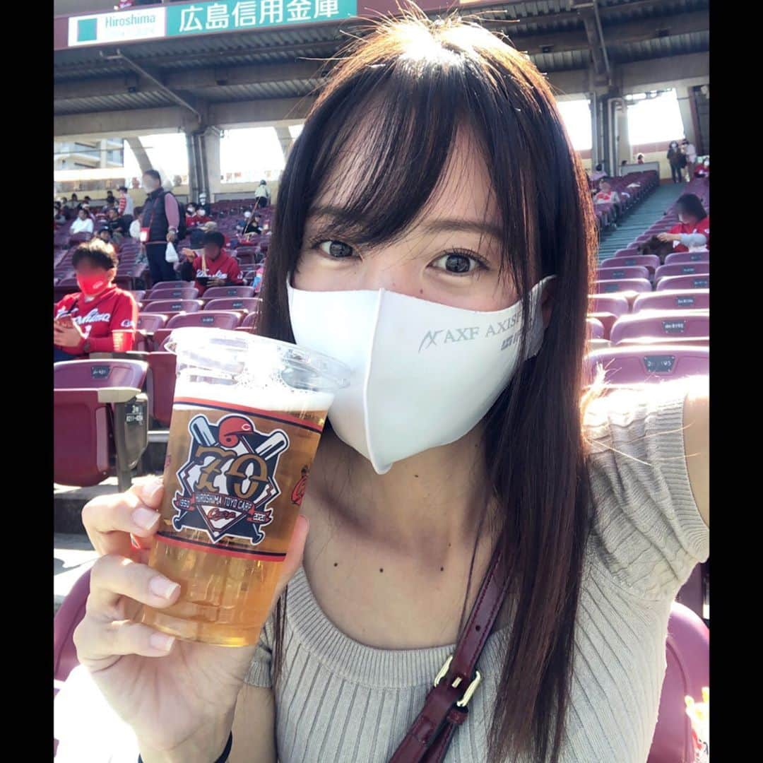 古田ちさこさんのインスタグラム写真 - (古田ちさこInstagram)「念願のマツダスタジアム🏟✨✨﻿ ﻿ カープうどんに、70周年記念ロゴのカップで乾杯❣️﻿ ﻿ 試合も勝って嬉しい〜🥰﻿ ヒーローは先発 #中村祐太 投手と先制とダメ押しの2ホーマーの#西川龍馬 選手💫💫﻿ ﻿ 鈴木誠也選手の24号3ランも痺れたっ⚡️⚡️﻿ ﻿ ヒーローインタビューの裏話がたかあきブログにあって、気になっていた真相がわかってなるほど〜って思ったよ🤣﻿ ﻿ 2人の素で笑ってる感じを思い出してほっこり…♨️☺️﻿ ﻿ #カープ観戦#ビール#カープうどん﻿#マツダ  #ズムスタ#マツダスタジアム#stadium  #ヒーローインタビュー#ビアスタグラム﻿ #プロ野球#広島カープ#carp#球場﻿  #カープ#カープ女子#広島東洋カープ #ballpark#棒球#野球女子#ビール女子 #lovebeer#beerstagram#hiroshimacarp  #野球観戦#野球観戦⚾️#こいほー#🎏」10月20日 17時24分 - chisakofuruta