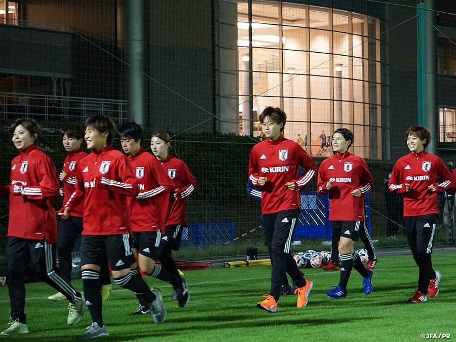 日本サッカー協会さんのインスタグラム写真 - (日本サッカー協会Instagram)「【2020.10.19 なでしこジャパン再始動 Training②📸】 　 10月19日(月) #なでしこジャパン 7ヶ月ぶりの活動が福島県の #Jヴィレッジ でスタートしました。 　 今年2月にＪヴィレッジでトレーニングキャンプを行い、3月にアメリカで開催されたSheBelieves Cupに出場した直後から新型コロナウイルスが世界的に拡大し、すべての代表チームの活動実施が見送られ、今年の大きな目標だった #東京オリンピック も1年延期が決定。チームは活動を再開できないまま7か月が経過しましたが、先日はついに SAMURAI BLUEが国際親善試合を行い、なでしこジャパンもようやく集まることができました。 　 選手、スタッフは新型コロナウイルス感染症を診断するためのSmartAmp法検査を受けて、全員の陰性判定を確認した後にＪヴィレッジに移動し、17:30からトレーニングを行いました。前日の日曜日にリーグ戦を戦った選手が多く、この日はリカバリーを目的にジョギングで軽く体を動かした程度となりました。また、夜にはメディカルスタッフから新型コロナウイルスの予防について指導があり、活動期間中に注意すべきこと、徹底すべきことについてチームで共有する時間となりました。 　 #高倉麻子 監督コメント「まず、集合した選手に会えて嬉しいです。このコロナ禍において、東京オリンピックが延期になり、満足にサッカーができない状況が続き、新しい日常が始まっています。そんな状況ですが、リーグ戦でしっかりプレーできている選手を招集しました。私たちは、今回集まっていない選手も含めた大きなひとつのグループとして、一番の高みを目指します。選手には、絶対に東京 #オリンピック に出るんだという強い気持ちをピッチ上で見せてほしいです。ただピッチ上でプレーするだけでなく、オフも含めて積極的に今回の活動に参加してほしいです。これまでと同じ形でコミュニケーションを取ることが難しい状況ですが、オープンマインドで、明るい雰囲気を作り、いい時間にしていってほしいと思っています。」 　 なでしこジャパンは、20日(火)から本格的にトレーニングを行い、26日(月)まで活動します。 　 ✅http://www.jfa.jp/nadeshikojapan/ 　 #jfa #daihyo #nadeshiko」10月20日 17時24分 - japanfootballassociation