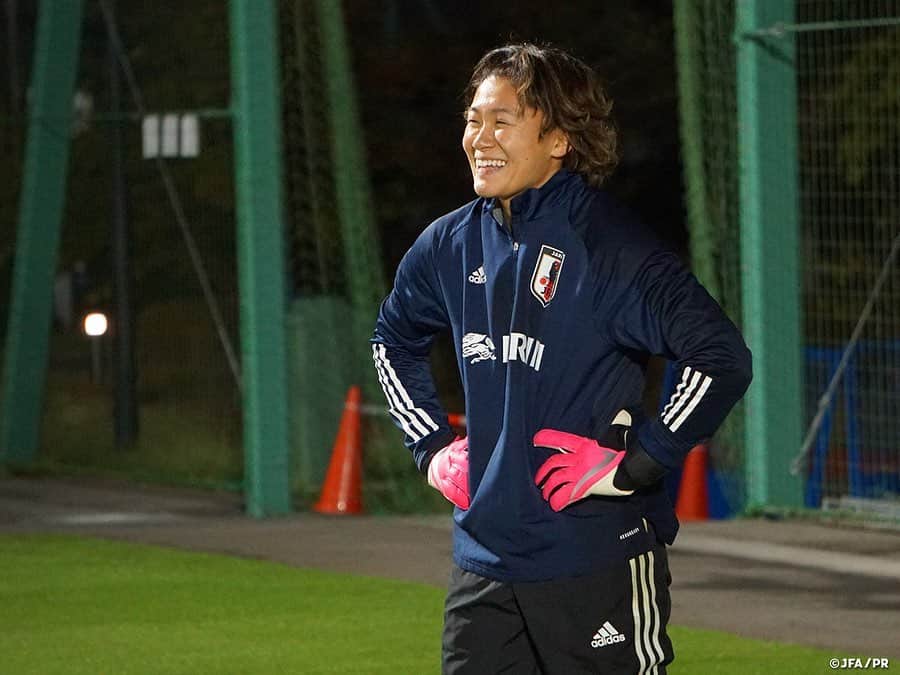 日本サッカー協会さんのインスタグラム写真 - (日本サッカー協会Instagram)「【2020.10.19 なでしこジャパン再始動 Training②📸】 　 10月19日(月) #なでしこジャパン 7ヶ月ぶりの活動が福島県の #Jヴィレッジ でスタートしました。 　 今年2月にＪヴィレッジでトレーニングキャンプを行い、3月にアメリカで開催されたSheBelieves Cupに出場した直後から新型コロナウイルスが世界的に拡大し、すべての代表チームの活動実施が見送られ、今年の大きな目標だった #東京オリンピック も1年延期が決定。チームは活動を再開できないまま7か月が経過しましたが、先日はついに SAMURAI BLUEが国際親善試合を行い、なでしこジャパンもようやく集まることができました。 　 選手、スタッフは新型コロナウイルス感染症を診断するためのSmartAmp法検査を受けて、全員の陰性判定を確認した後にＪヴィレッジに移動し、17:30からトレーニングを行いました。前日の日曜日にリーグ戦を戦った選手が多く、この日はリカバリーを目的にジョギングで軽く体を動かした程度となりました。また、夜にはメディカルスタッフから新型コロナウイルスの予防について指導があり、活動期間中に注意すべきこと、徹底すべきことについてチームで共有する時間となりました。 　 #高倉麻子 監督コメント「まず、集合した選手に会えて嬉しいです。このコロナ禍において、東京オリンピックが延期になり、満足にサッカーができない状況が続き、新しい日常が始まっています。そんな状況ですが、リーグ戦でしっかりプレーできている選手を招集しました。私たちは、今回集まっていない選手も含めた大きなひとつのグループとして、一番の高みを目指します。選手には、絶対に東京 #オリンピック に出るんだという強い気持ちをピッチ上で見せてほしいです。ただピッチ上でプレーするだけでなく、オフも含めて積極的に今回の活動に参加してほしいです。これまでと同じ形でコミュニケーションを取ることが難しい状況ですが、オープンマインドで、明るい雰囲気を作り、いい時間にしていってほしいと思っています。」 　 なでしこジャパンは、20日(火)から本格的にトレーニングを行い、26日(月)まで活動します。 　 ✅http://www.jfa.jp/nadeshikojapan/ 　 #jfa #daihyo #nadeshiko」10月20日 17時24分 - japanfootballassociation