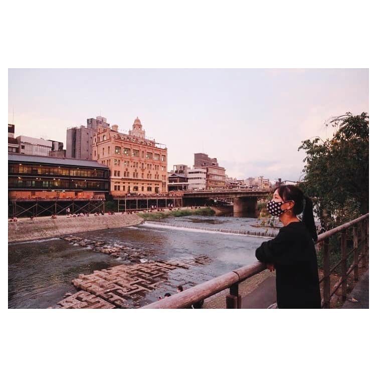 大塚愛さんのインスタグラム写真 - (大塚愛Instagram)「そうだ 京都、行った。  綺麗な夕暮れやったよ。  鴨川はカップルの宝庫やったし  京都弁と大阪弁の違いがおもろかった。  おばあちゃん家は京都にあったので  昔からよく行きました。  やっぱ好きやわ、京都。  AIO　　#京都 #kyoto #鴨川 #sunset」10月20日 17時27分 - aiotsuka_official