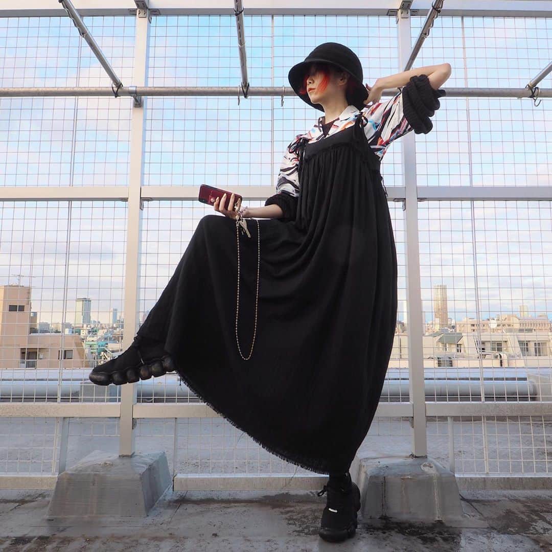 si ouxのインスタグラム：「自作キャミワンピの重ね着。年中着回せる予感﻿してる ﻿ #きょうの太陽浴﻿ ﻿ shirts#nerdunit @nerdunit #pr﻿ dress #upaborn﻿ shoes #groundsfootwear  hat #kangol  ﻿ ﻿ ﻿ ﻿ ﻿ #selfportrait #自撮り #セルフポートレート #olympus #epl7 #olympuspen #olympusepl7 #mzuikodigitaled9_18mm #selfie #selfies #redhair #redhaircolor #redhaired #赤髪 #レッドヘアー」