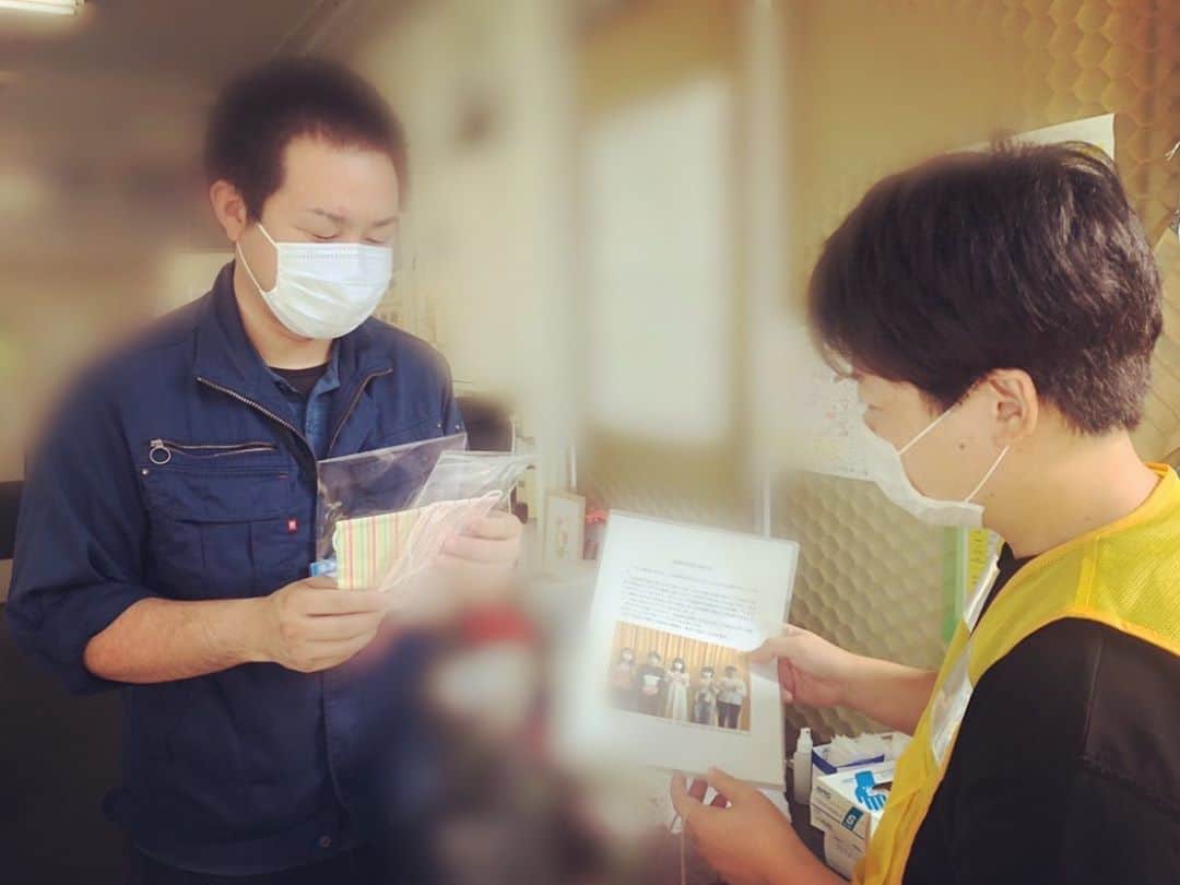 Kumamoto COC+さんのインスタグラム写真 - (Kumamoto COC+Instagram)「【マスクでボランティア】コロナ禍で地域のボランティア活動が制限される中、自宅や大学でできる活動を継続しています。今回は、作成しているマスクにメッセージを添えて被災自治体で復旧対応に従事されている行政職員の方を応援しよう！ということになりました。 球磨村の職員全員にお渡しできるようにと約80枚のマスクを梱包し、10月10日の避難所での活動の際にお渡しさせていただきました。手縫いのマスクなので決して頑丈ではありませんが、学生たちの気持ちが少しでも届くと嬉しいです。 #熊本大学 #学生ボランティア」10月20日 17時27分 - kumadaikido