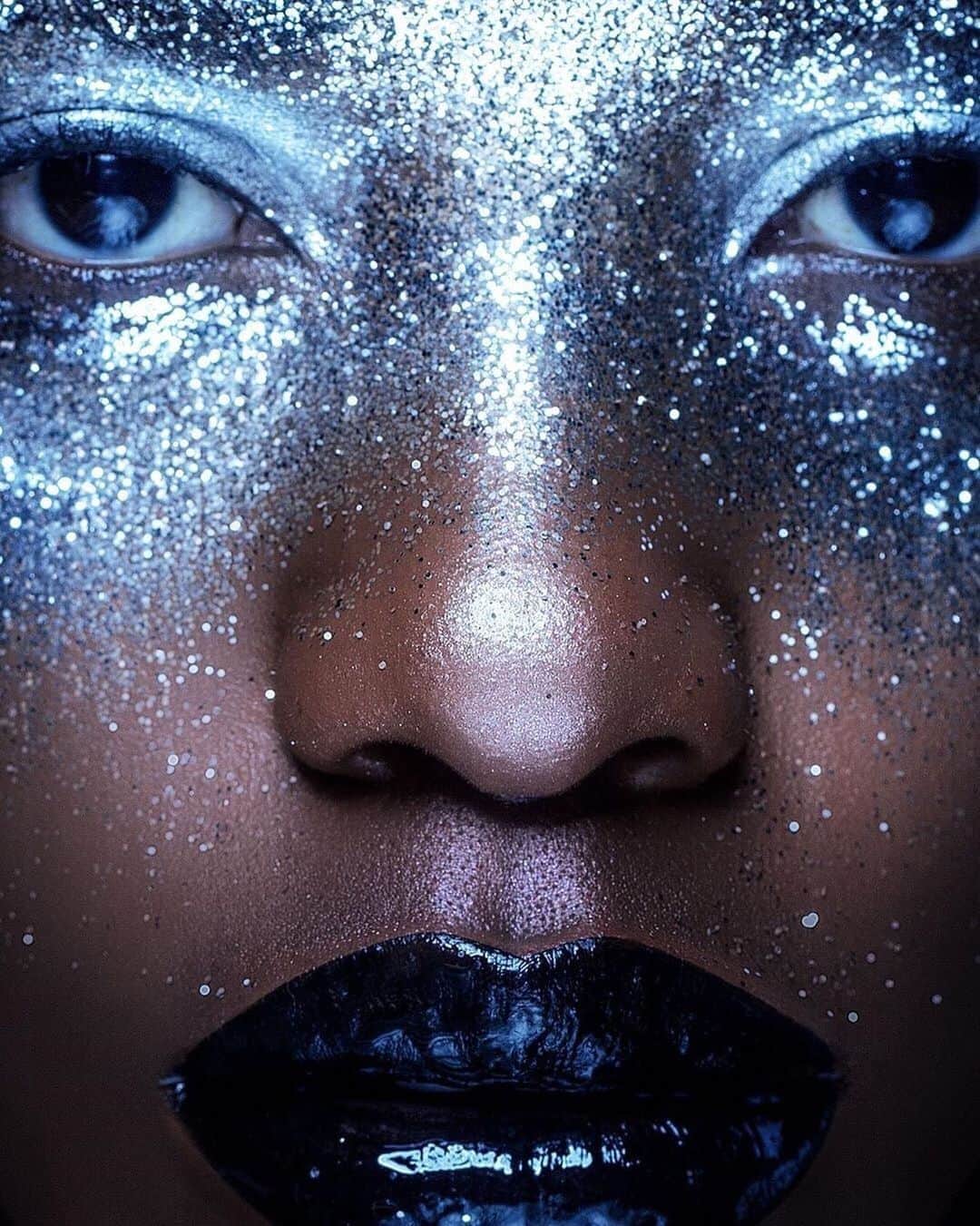 のインスタグラム：「Did somebody say sparkle season? ✨⁠⠀ It has well and truly arrived. Have you got your hands on our New #MACFrostedFirework Collection yet? ⁠⠀ P.S Stay tuned for more kit drops this week…⁠💄 ⁠⠀ Makeup artist @_zaytsevtrofim_  Photo @zelinski_photo  Model @queen_mercy20   #regram @maccosmeticsafrica  #MACCFrostedFirework #MACChristmasGifts #MACCosmeticsUK #MACCosmetics  #Christmas #Gifts #BeautyGifts #MACChristmas #Gifting #FestiveMakeUp #MACChristmasCollection⁠⠀」