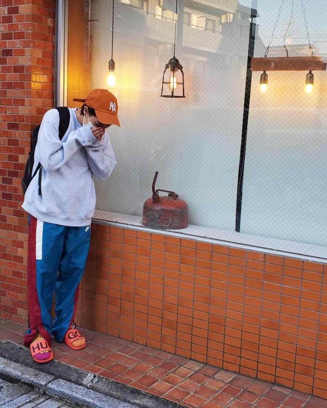 土井ケイトのインスタグラム：「💡Day off. スタジオ帰りに素敵なウィンドウみっけ。とりあえず写真とる。笑ってる人。ふう。」