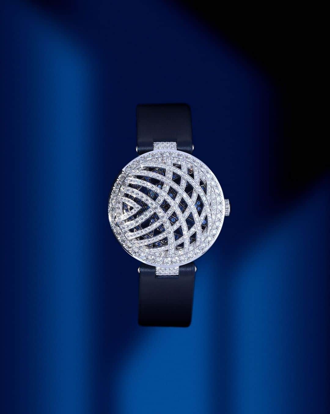 Chaumetさんのインスタグラム写真 - (ChaumetInstagram)「Perspectives on modernity. The Mirage secret watch embodies the strong link between two crafts cherished by the Maison since its creation, jewellery and watchmaking. This unique piece reinterprets Chaumet’s iconic blue through the sapphires and diamonds cover, highlighted by a blue satin strap. Once open, the jewellery watch reveals a delicate navy blue feathers’ marquetry dial. A virtuoso High Horology creation in line with Chaumet’s centuries-old tradition of time-telling jewels. #Chaumet #PerspectivesdeChaumet #ChaumetHighJewellery #HighJewellery #HauteJoaillerie」10月20日 17時29分 - chaumetofficial