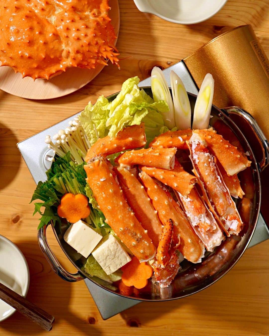 Akihiro Yoshidaさんのインスタグラム写真 - (Akihiro YoshidaInstagram)「北海道産イバラガニの かに鍋🍲  シーズン初のお鍋は蟹を使って鍋しました 初鍋は豪カニ🦀ね！(豪華に！)  イバラガニは蟹の王様『タラバガニ』に引けを取らないほどの美味で、甘みはタラバガニよりも強いといわれるイバラガニ🦀  〆は蟹エキスたっぷりの雑炊でしょう美味しくいただきました！  イバラガニはとれたてねっと　@toretate_net さんで買えます　#とれたてねっと#イバラガニ  ■レシピ  カニ、白菜、えのき、豆腐、にんじん、水菜 をお好みで 鍋のスープは @mizkan_official ミツカンの寄せ鍋つゆをつかいました。間違いないやつ！〆が絶品🥘  #かに鍋 #🦀　#蟹　#かに飯　#飯テロ　#飯テログラム  #akihiroy#ばんごはん #晩御飯#晩ご飯#おうちごはん #家ごはん#晩飯#iegohanphoto #フーディーテーブル #タイ料理 #豊かな食卓 #私のおいしい写真 #丁寧な暮らし #wp_deli_japan  #キッチングラム#おうちごはんlover #料理男子#家庭料理#簡単料理#手作りごはん#pr」10月20日 17時30分 - akihiroy
