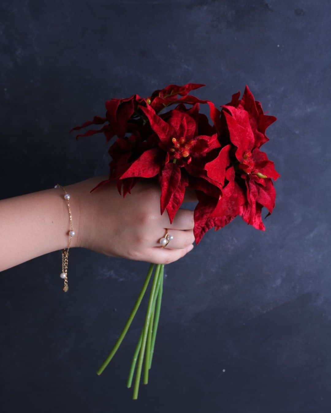 東京堂アーティフィシャルフラワーMAGIQのインスタグラム：「・ 【アーティフィシャルで季節を迎える】 ～Ｗinter Color Flower ❄ Christmas (ウィンターカラーフラワー ❄ クリスマス）～ ・ FX1615　スパイダーポインバンドル FX1504-15　キャロルポインセチアバンドル FX3905-1　フォイルシードスプレー FX2950　シダーパインミックスバンドル ・ ・ 【ハッピー ハロウィン 🎃 キャンペーン】開催中！ 期間:2020年10月5日(月)〜10月25日(日) 入賞→ ６名 発表→ 10月29日(木) 、30日（金） ・ ●テーマ 【ハロウィン】の写真を投稿してください。 ・ 応募は簡単！ 以下参加方法にて、どなたでも参加OKです。 ◎参加方法 ① @magiq.jp をフォロー ② #magiqハロウィン2020 をタグ付けて投稿して下さい！ ・ 皆さまのご参加をお待ちしております！！ ・ ・ #TOKYODO #MAGIQ #MAGIQのある暮らし #東京堂 #アーティフィシャルフラワー #アーティフィシャル #アートフラワー #造花 #花のある暮らし #花のある生活  #花好きな人と繋がりたい #フラワーデザイン #フラワーアレンジメント #フラワーアレンジ #アレンジメント #花を飾る  #artificial #artificialflower #flowerofinstagram #flowersoninstagram #花藝 #꽃스타그램 #조화  ＊ ＊ ＊ ＊ ＊ ＊ ＊ ＊ ＊ ＊ ＊ ＊ ＊ ＊ 〜＊〜@marcmirren ×  @magiq.jp collaboration 〜＊〜 ＊ ＊ ＊ ＊ ＊ ＊ ＊ ＊ ＊ ＊ ＊ ＊ 真珠の永遠の輝きに焦点を当てた #パーランコレクション  深紅のポインセチアとのコントラストで、パールがより上品に輝く ・ ・ ・ ・ ・ ●Use my code 👉magipcfl15 to get an additional 15%discount (期限→2020/12/1まで)　送料無料 ●official online Store👉 https://marcmirren.com/jp/  ・ ・ ・ 🍂秋のキャンペーン開催中🍂 期間中、3つ商品を買うと1番値段の安いアイテムが１つ無料！ 特別15%割引コードを使うと更にお得に！！ ・ ・ ・ スウェーデン発、女性による女性のためのデザインジュエリー “ マークミレン ” ジュエリーを特別なシチュエーションのためだけのものとは考えず、普段使いにも合うようデザイン。金属アレルギー体質の人にも優しい、サージカルステンレスを使用。個人差はありますが、比較的アレルギー反応が出にくい素材なので多くの人にお楽しみいただけます。 ・ ・ ・ #marcmirren#detailsbymm #マークミレン#北欧ジュエリー#手元倶楽部」