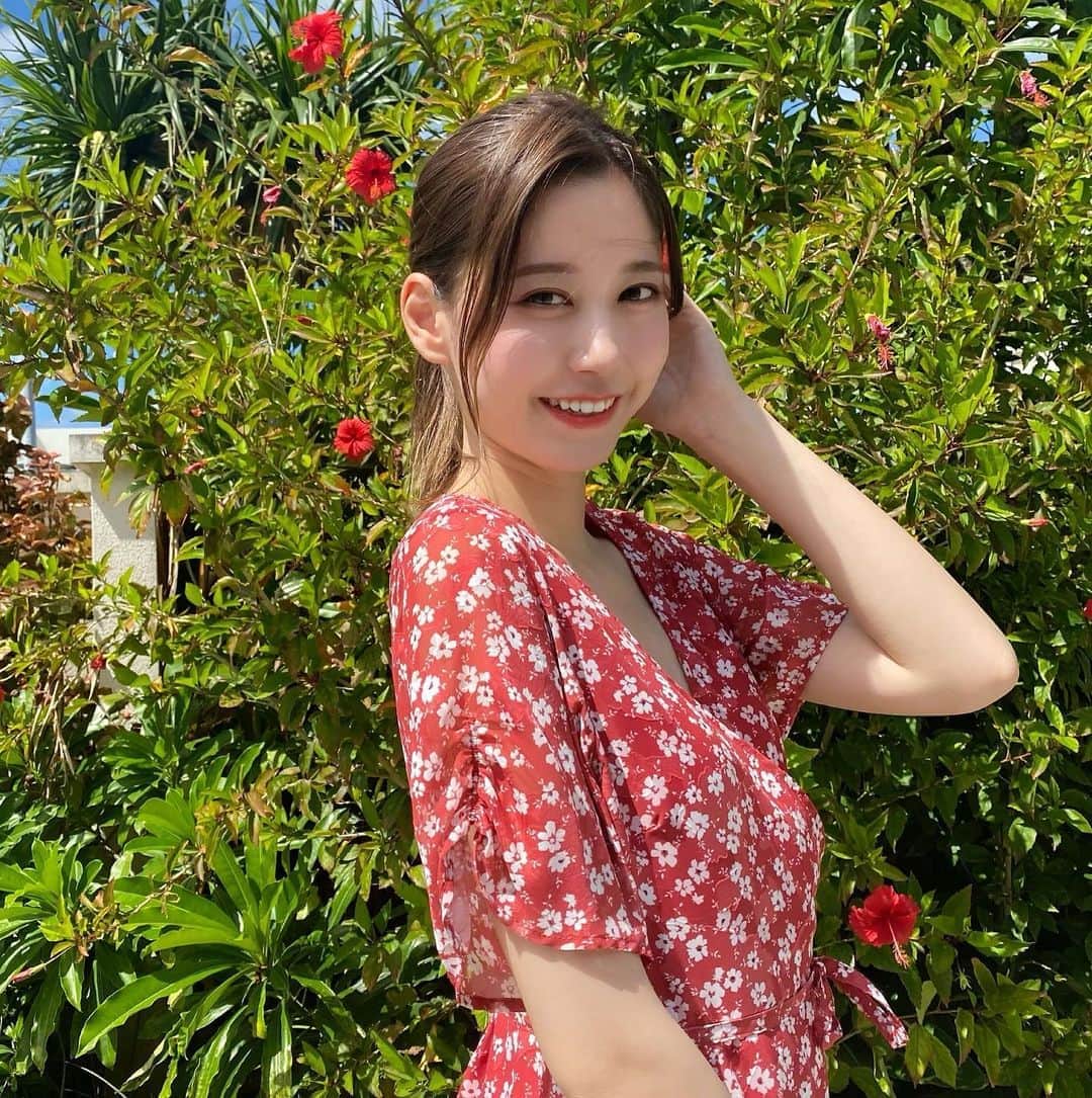 のインスタグラム：「ただよう南国感〜！ ハイビスカスって見てるだけでポカポカしてきちゃうよね。 ずーっと着たかった @mercuryduo_com の花柄ワンピース！ いい意味でマーキュリーっぽくなくて新鮮だったから気になって買っちゃったんだよね笑 . . #mercuryduo #ワンピース #沖縄旅行 #沖縄 #ハイビスカス #シェラトン沖縄サンマリーナリゾート」
