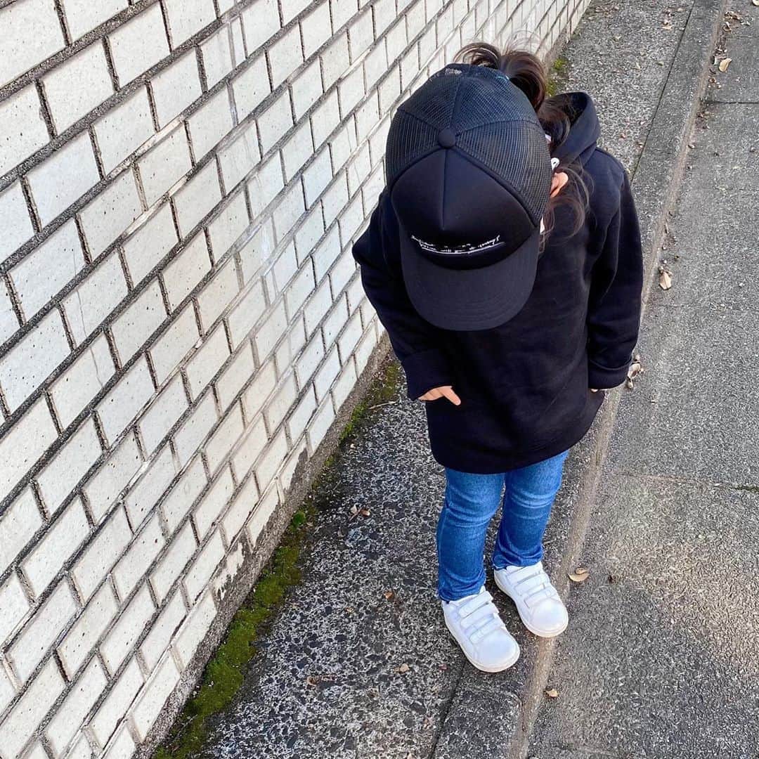 のインスタグラム：「日に日に似てきたなぁと感じる3歳👧🤣‼️  久しぶりの公園は疲れたけれど「メッチャ楽しい😍」と喜んでくれたのでよかった😁  「メッチャ楽しい😍」って…若者だわ🤣  #岡部玲子 #タレント　#レポーター　#アナウンサー　#女子アナ　#親子　#3歳女の子 #おませさん #砂場遊び #公園 #mama #daughter #girl #japanesegirl #❤️」