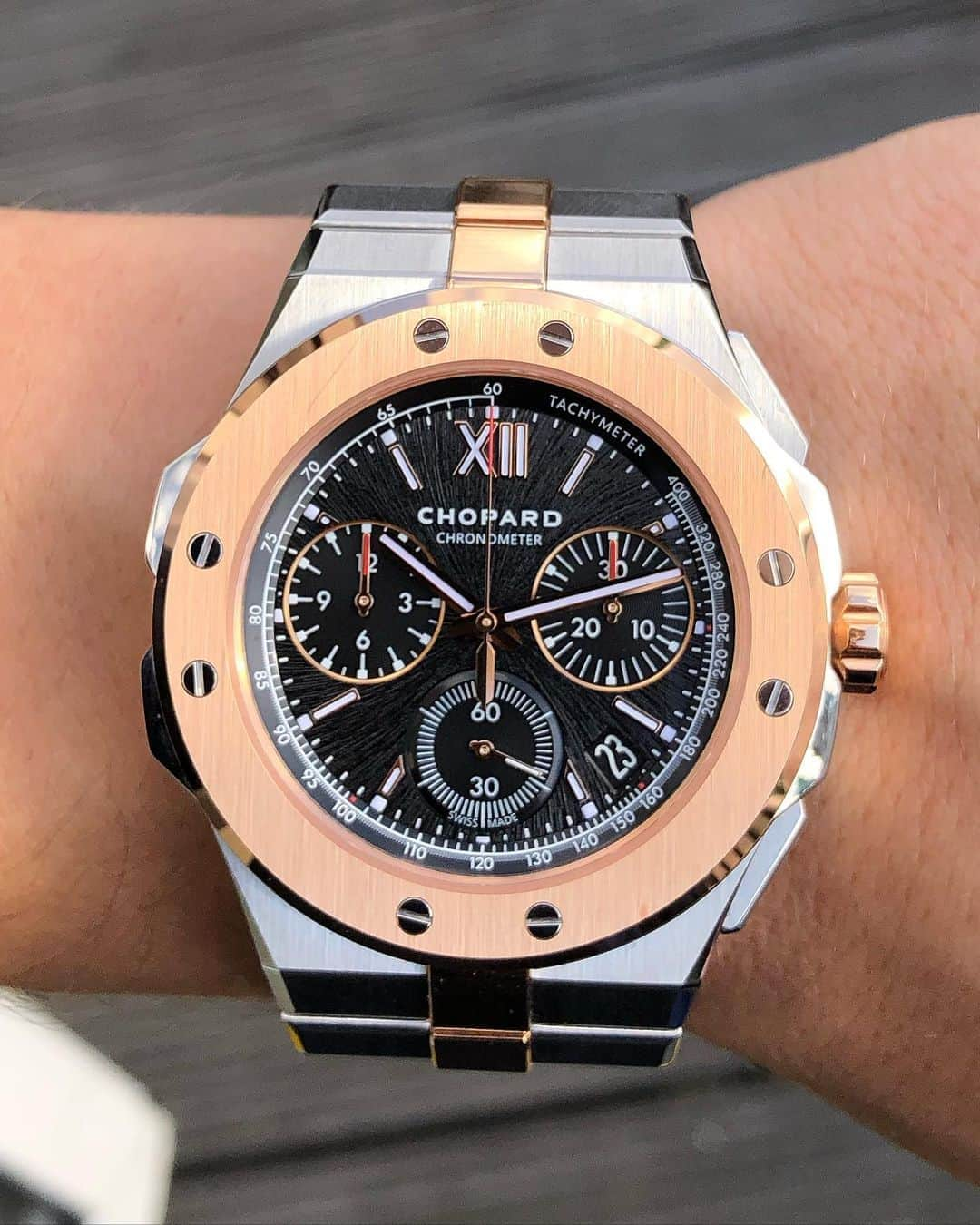 Daily Watchさんのインスタグラム写真 - (Daily WatchInstagram)「The new @Chopard Alpine Eagle XL Chrono in 44mm lucent steel and rose gold case. It’s fitted with an in-house automatic chronograph movement, caliber 03.05-C with flyback and column-wheel #Chopard #ChopardAlpineEagle #ManWithAVision」10月20日 17時37分 - dailywatch