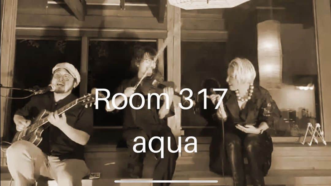 神谷えりさんのインスタグラム写真 - (神谷えりInstagram)「Youtubeに新しい動画をUPしました！ 定期的に配信をしているユニット Room317のライブからダイジェストでお送りします。  神谷えり(vo)　金澤健太(g)によるduo unit「ROOM317」 「aqua」 ゲストにバイオリンの石井智大さんをお迎えしてお送りしております。  お楽しみください！ https://youtu.be/apfX8p-vtDo  神谷えりFacebook https://www.facebook.com/eri.kamiya1 神谷えりInstagram https://www.instagram.com/erikamiya 金澤健太Twitter https://mobile.twitter.com/sukoyakanidebu  #神谷えり, #erikamiya, #金澤健太, #kentakanazawa,  #room317, #jazz, #entertainment, #singer, #歌, #ジャズシンガー, #guitarist, #ギター,#石井智大, #映画音楽, #スタンダードジャズ, #facebooklive, #instalive, #ツイキャス, #無観客配信ライブ,」10月20日 17時37分 - erikamiya