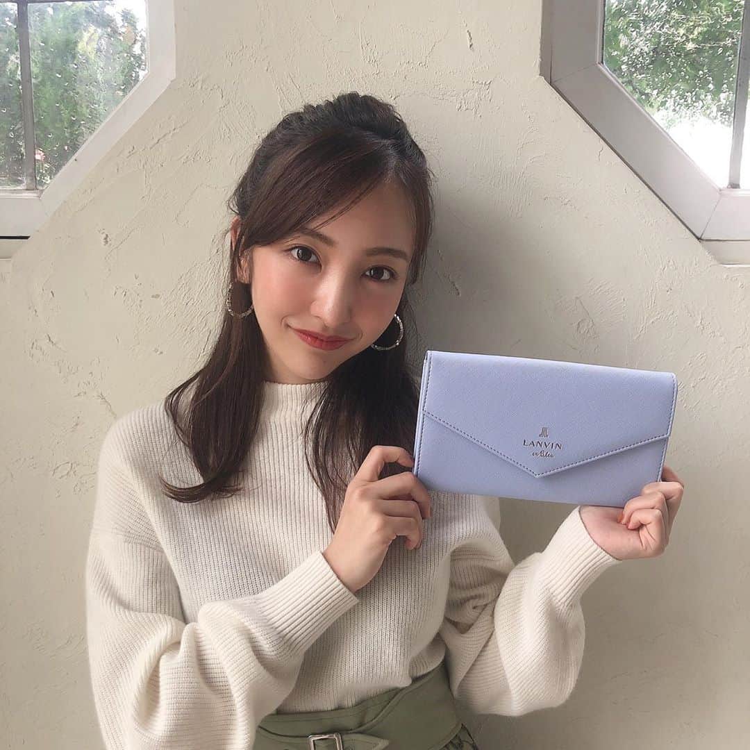 美人百花さんのインスタグラム写真 - (美人百花Instagram)「YouTubeチャンネル「友chube💋」を開設し、話題のともちん👀✨YouTuberエミリンさんとのコラボ動画が急上昇ランキングにのり、いまノリに乗っています🥳💞﻿ ﻿ そんなともちんが持っているのは11月号の付録ランバンオンブルーのエチケットケース💌﻿ 約3,500件のみなさまからのコメントをもとに作られたとっておきの付録です😌✨﻿ 付属の小さめクリアファイルはマスクを入れたり、レジャーパークや映画館のチケット、レシートや領主書、ハガキや封筒、小さいメモなどを入れられ、その使い方は無限大🔥﻿ ﻿ しっかりとしたレザー調で、持っていると「本当に付録！？」と言われるはず💞﻿ 大人っぽいくすみブルーなので、どんな年代でも違和感なく持てます☺️✨﻿ ﻿ 最近はGo Toキャンペーンで国内旅行に行かれる方も増えているので新幹線のチケット🎫を入れたり、旅先の入場券や薄めのガイドブックをしまうのにも良さそう💕﻿ ﻿ 好評のため売り切れている書店がちらほらなので、はやめにゲットしてください💐﻿ ﻿ ちなみにともちん、11月号では「顔タイプ診断×プチプラ服で私に似合うを見つける逆引き事典」に出ていただいています🥰自分の顔タイプが知れる“診断チャート”も載っているので必読です💞あわせて美人百花.comではコンプレックス解消を軸に恋愛やファッションのお悩みを解決する連載を配信中✨こちらも一緒にチェックしてくださいね❣️﻿ ﻿ 編集MY﻿  #美人百花付録 #ランバンオンブルー #エチケットケース #板野友美さん #ともちん #友chube」10月20日 17時42分 - bijinhyakka