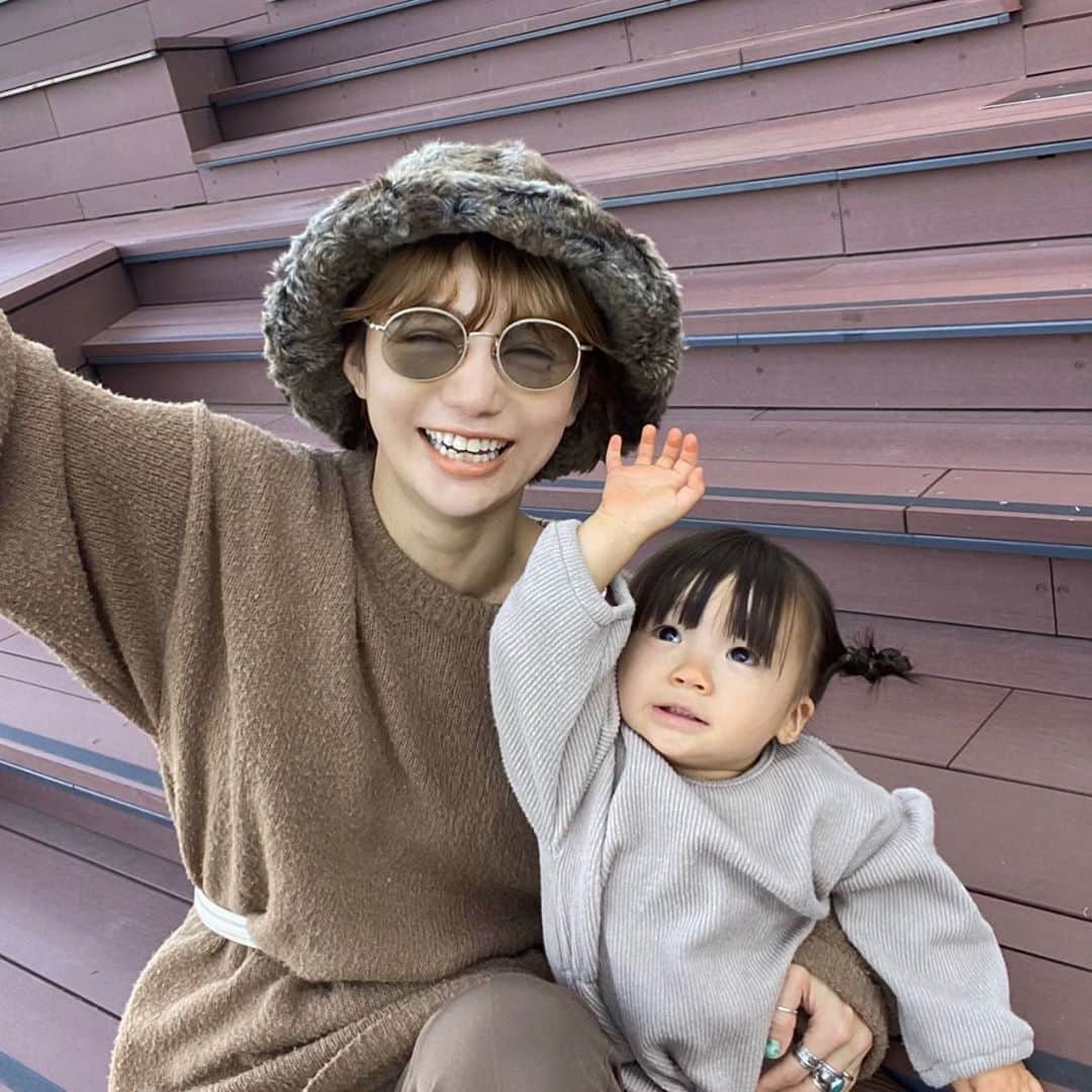 長谷川あやさんのインスタグラム写真 - (長谷川あやInstagram)「👩‍👧👩‍👧👩‍👧#baby#mama#令和ベイビー#生後17ヶ月#1歳#赤ちゃんのいる生活#新米ママ#女の子ママ#小夏のいる生活#152せんちこーで ・ ・ ・ お散歩日和だった1日〜😌✌️💓 （毎日こんなお天気だと助かるのですが💭） ・ おちびに眼鏡、サングラス、マスクを 常にはぎとられながら生活する日々、、、 最近ガムテープで固定しようかなと本気で思い始めてます！笑」10月20日 17時47分 - ayasuke_0516