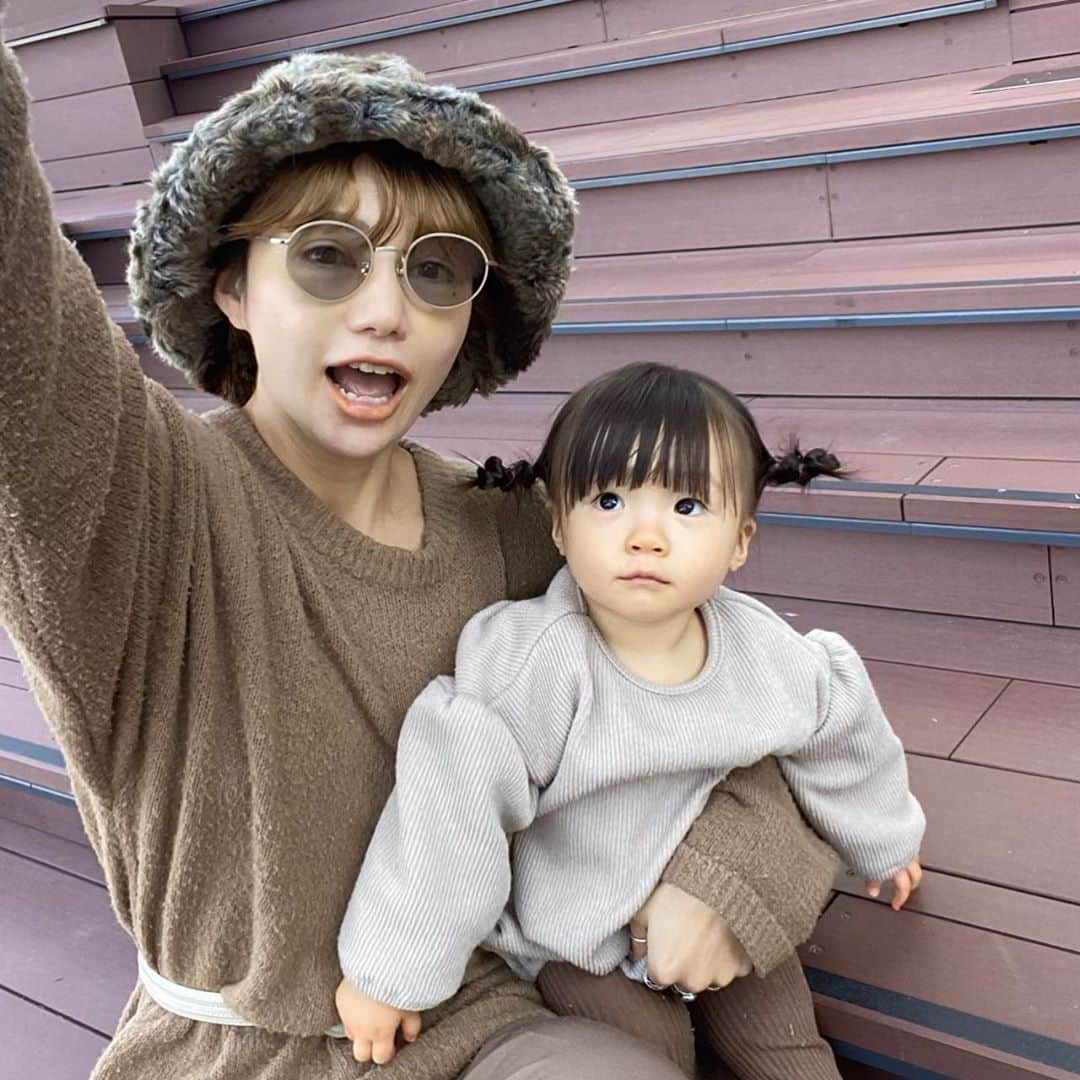 長谷川あやさんのインスタグラム写真 - (長谷川あやInstagram)「👩‍👧👩‍👧👩‍👧#baby#mama#令和ベイビー#生後17ヶ月#1歳#赤ちゃんのいる生活#新米ママ#女の子ママ#小夏のいる生活#152せんちこーで ・ ・ ・ お散歩日和だった1日〜😌✌️💓 （毎日こんなお天気だと助かるのですが💭） ・ おちびに眼鏡、サングラス、マスクを 常にはぎとられながら生活する日々、、、 最近ガムテープで固定しようかなと本気で思い始めてます！笑」10月20日 17時47分 - ayasuke_0516